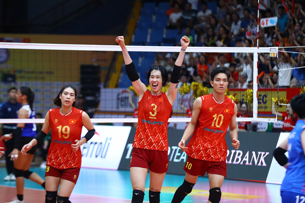 ເຄື່ອງໝາຍບານສົ່ງຍິງຫວຽດນາມ: ທັງຜູ້ເຖົ້າແລະນ້ອງກໍ່ດຶງດູດ! - ຮູບ 1. Dấu ấn bóng chuyền nữ Việt Nam: Cả chị và em đều hấp dẫn!- Ảnh 1.