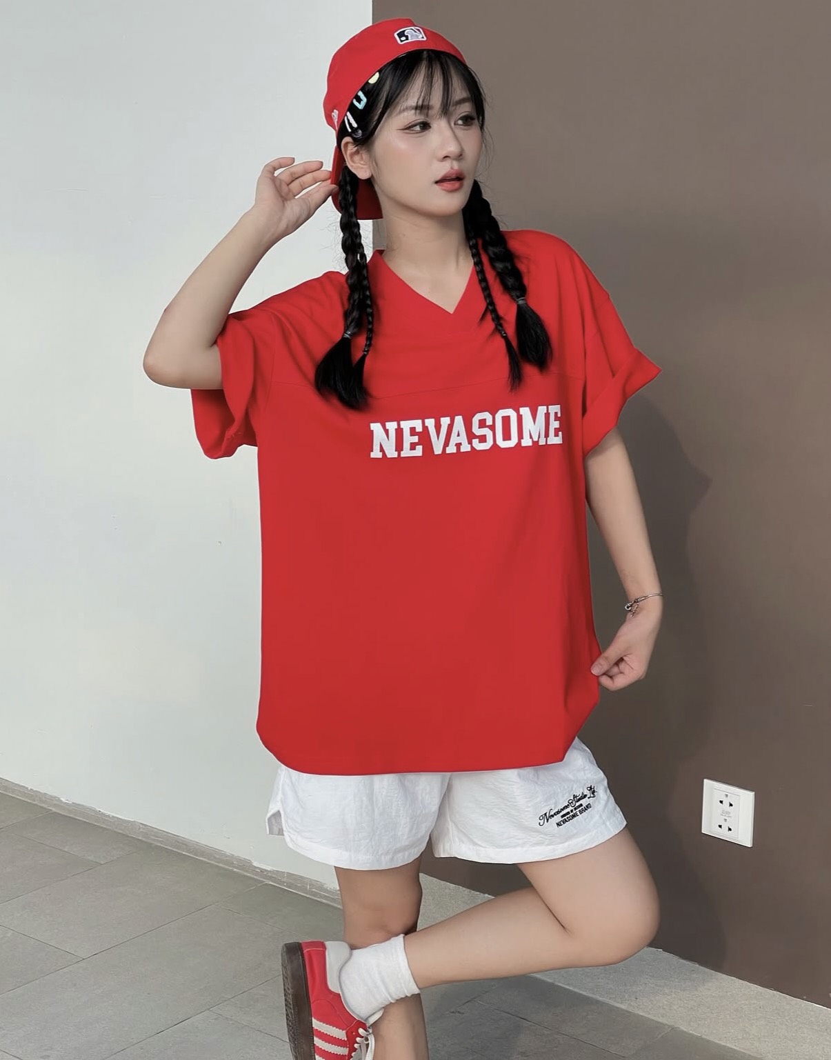 Áo thun cổ chữ V, món đồ không thể thiếu của cô nàng hiện đại