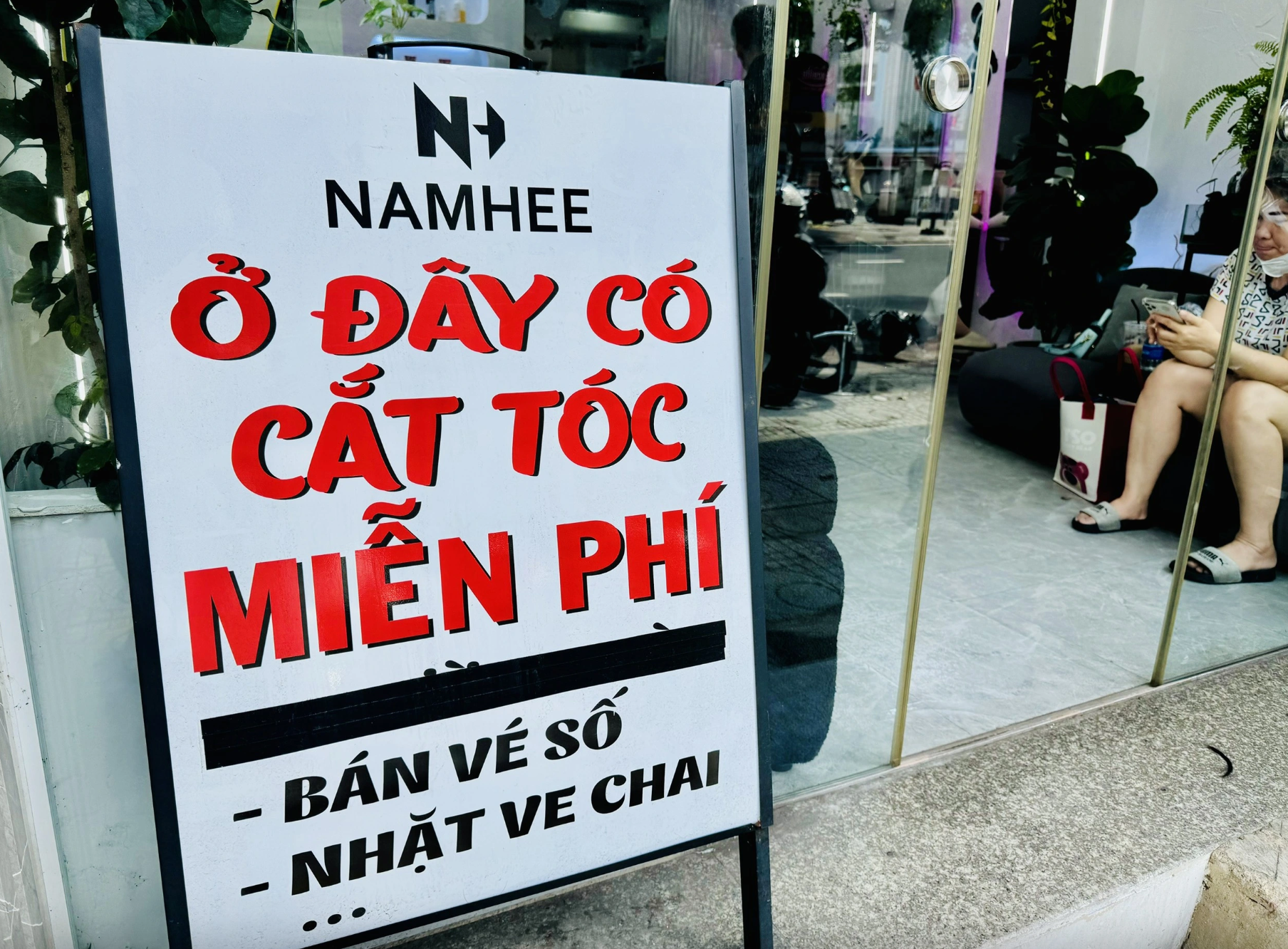 Phường mới ở TP.HCM: 'Thấy là thương' những bảng thông báo miễn phí, nghĩa tình, hào sảng - Ảnh 6. Phường mới ở TP.HCM: 'Thấy là thương' những bảng thông báo miễn phí, nghĩa tình, hào sảng - Ảnh 6.