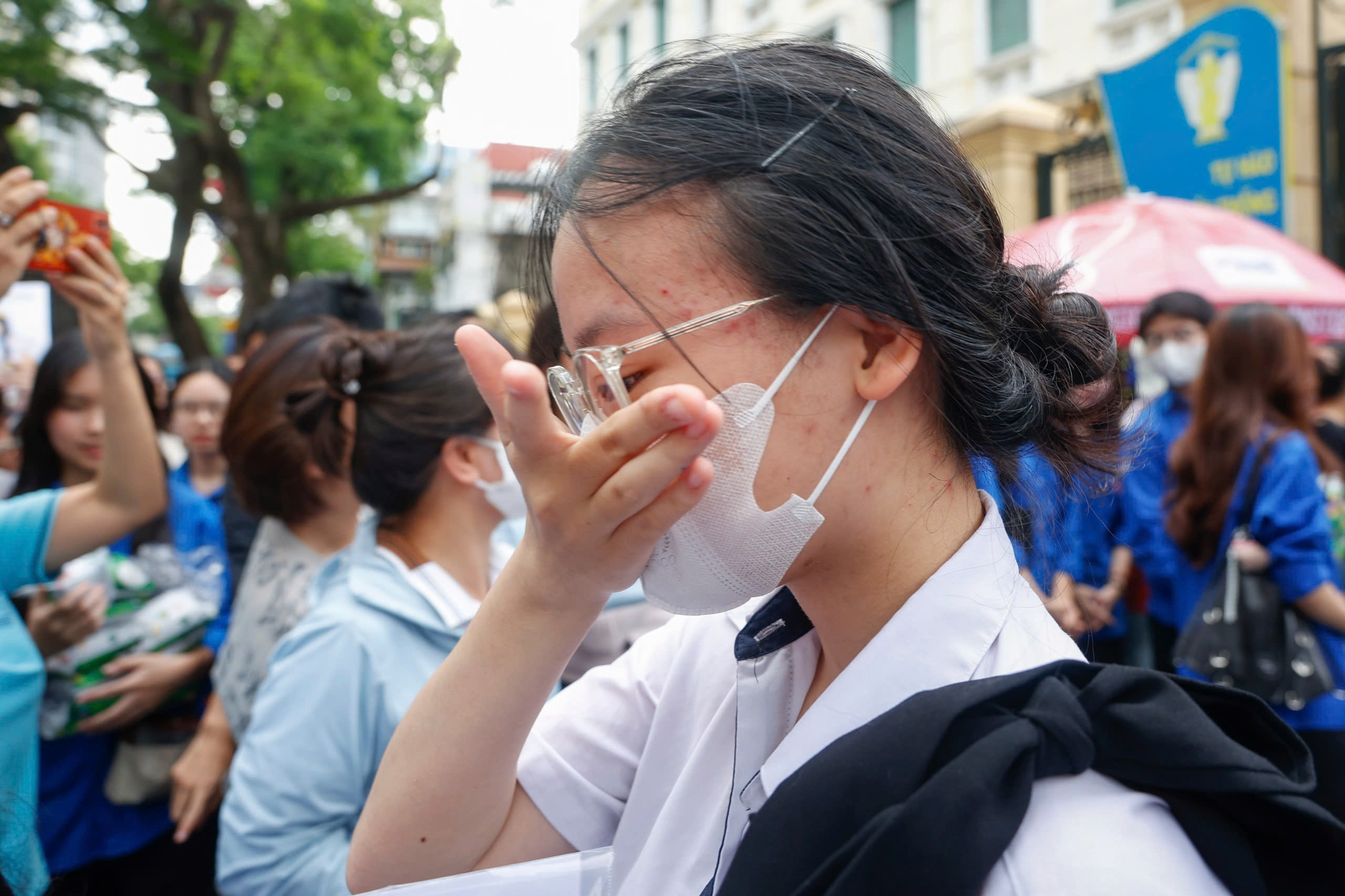 Bộ GD-ĐT: Nguyên nhân đề thi tốt nghiệp THPT khó phải đợi kết quả chấm thi - Ảnh 1.