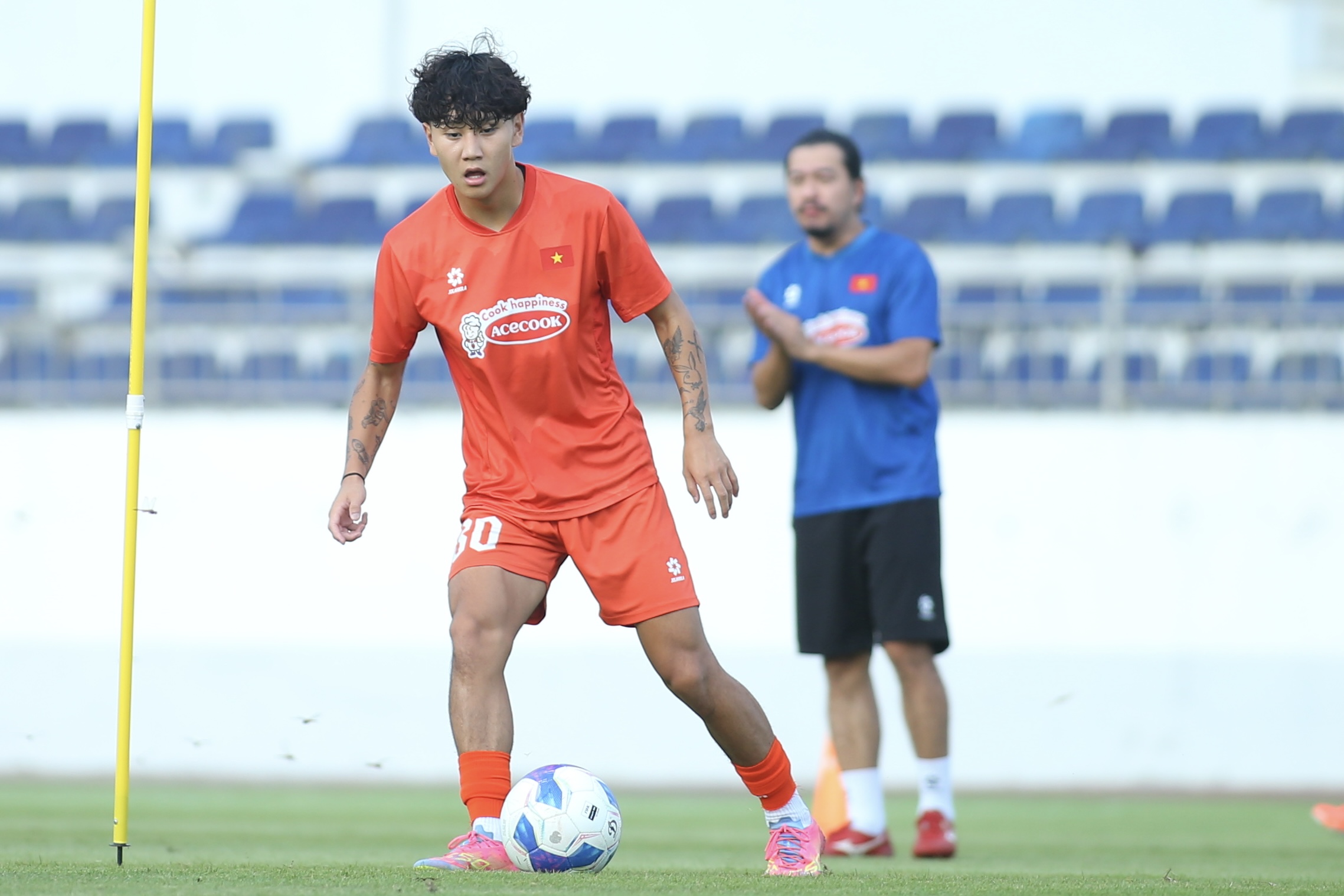 U.23 Việt Nam khí thế hừng hực, HLV Kim Sang-sik đích thân thị phạm! - Ảnh 5. U.23 Việt Nam khí thế hừng hực, HLV Kim Sang-sik đích thân thị phạm! - Ảnh 5.