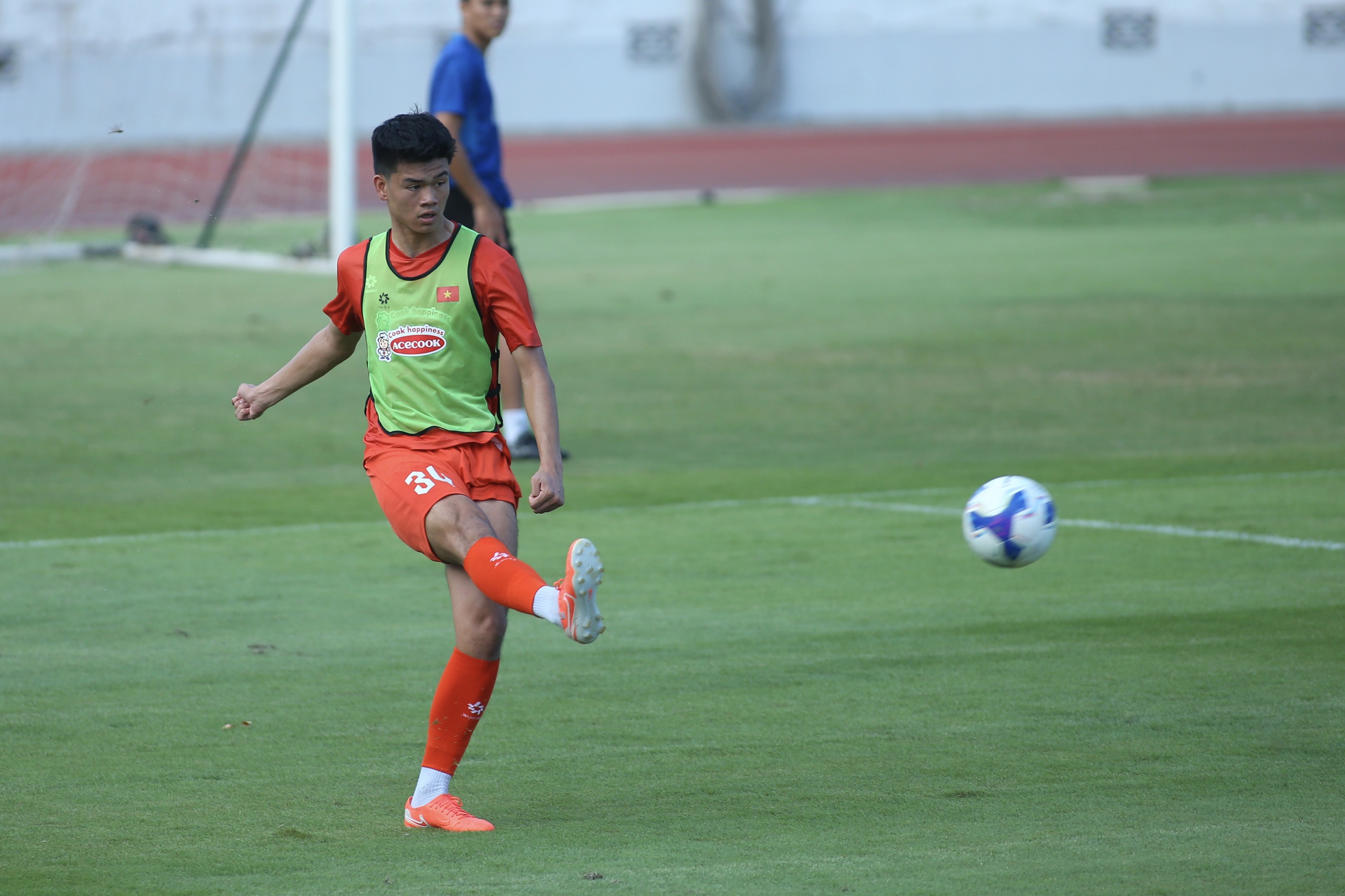 ហេតុអ្វីបានជាខ្សែការពារកណ្តាលកម្ពស់ជិត 2 ម៉ែត្ររបស់ HAGL ត្រូវដកចេញពីក្រុម U.23 វៀតណាម? - រូបថត ១. Vì sao trung vệ cao gần 2 m của HAGL bị loại khỏi U.23 Việt Nam?- Ảnh 1.