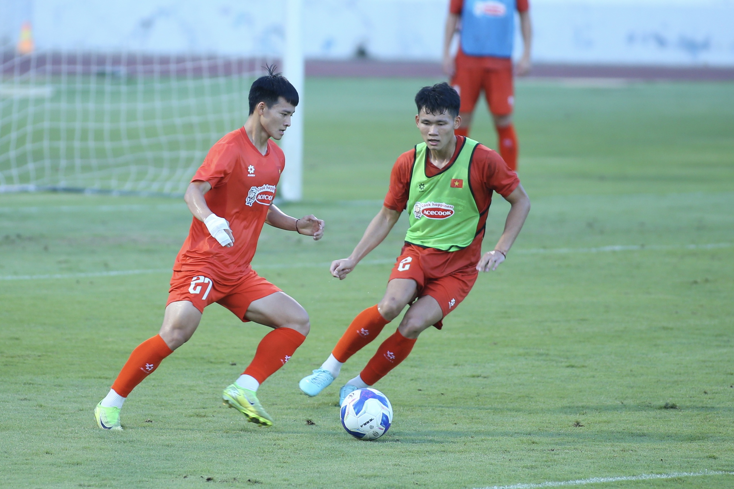 U.23 Việt Nam khí thế hừng hực, HLV Kim Sang-sik đích thân thị phạm! - Ảnh 7. U.23 Việt Nam khí thế hừng hực, HLV Kim Sang-sik đích thân thị phạm! - Ảnh 7.