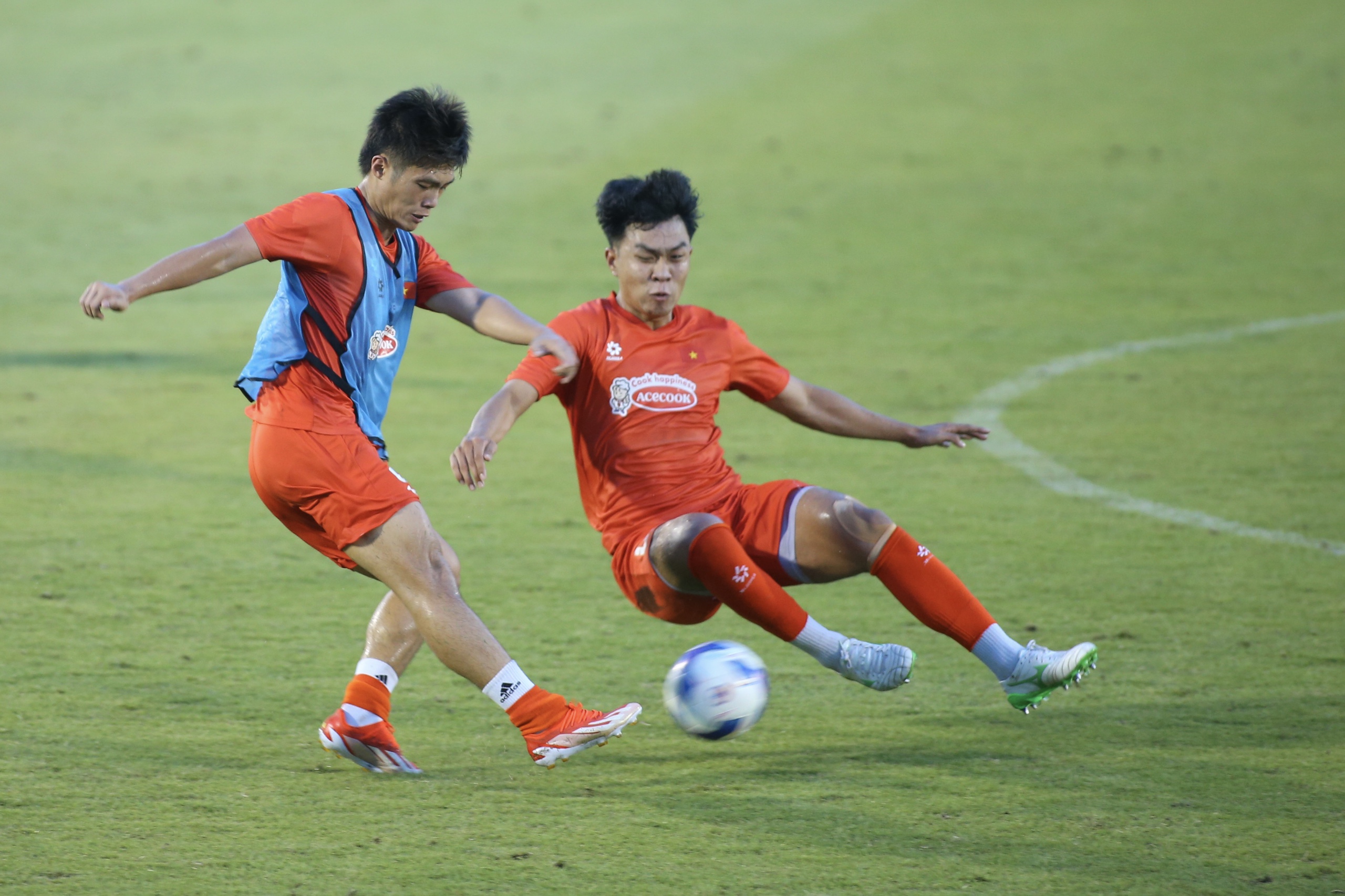 U.23 Việt Nam khí thế hừng hực, HLV Kim Sang-sik đích thân thị phạm! - Ảnh 6. U.23 Việt Nam khí thế hừng hực, HLV Kim Sang-sik đích thân thị phạm! - Ảnh 6.