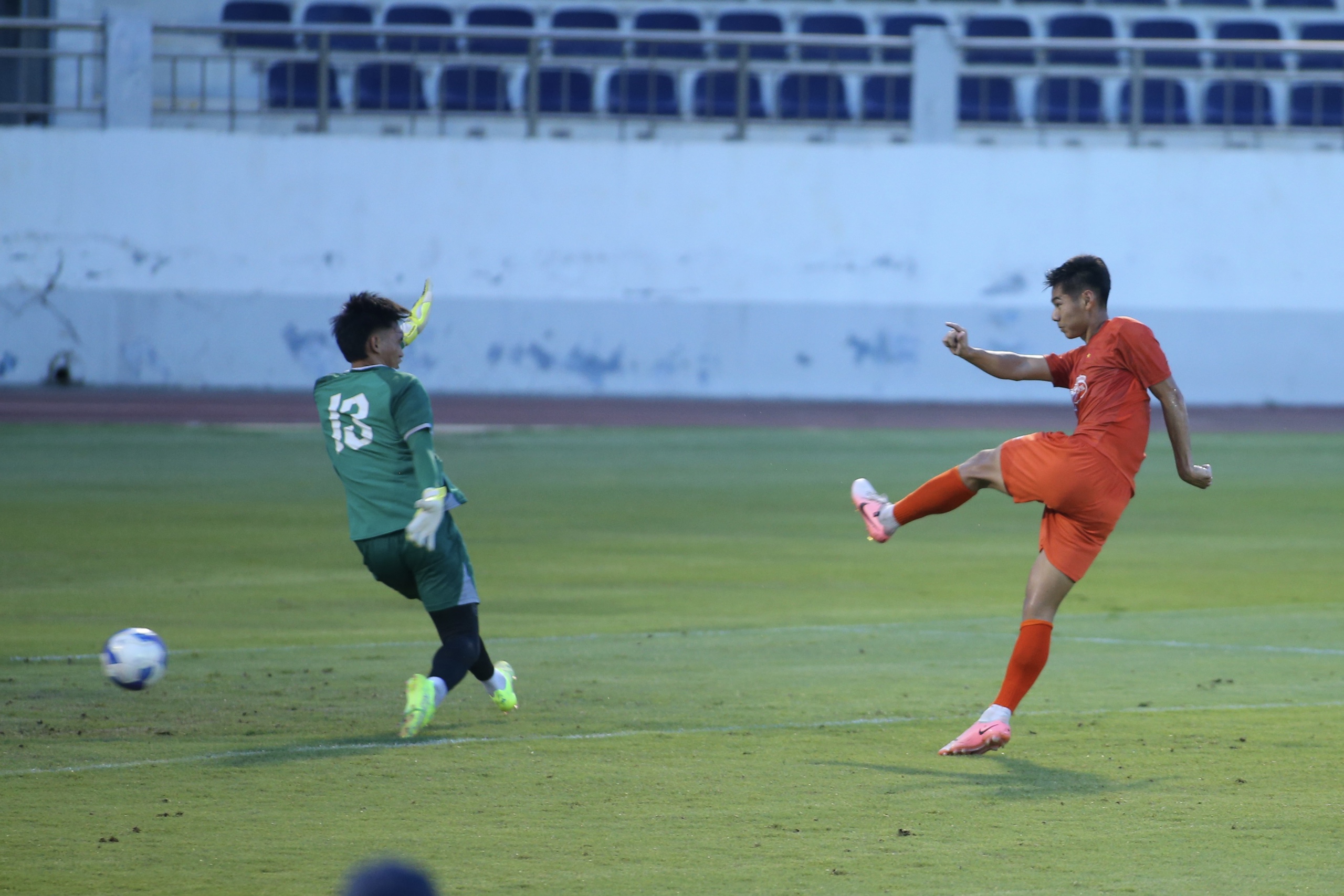 U.23 Việt Nam khí thế hừng hực, HLV Kim Sang-sik đích thân thị phạm! - Ảnh 8. U.23 Việt Nam khí thế hừng hực, HLV Kim Sang-sik đích thân thị phạm! - Ảnh 8.