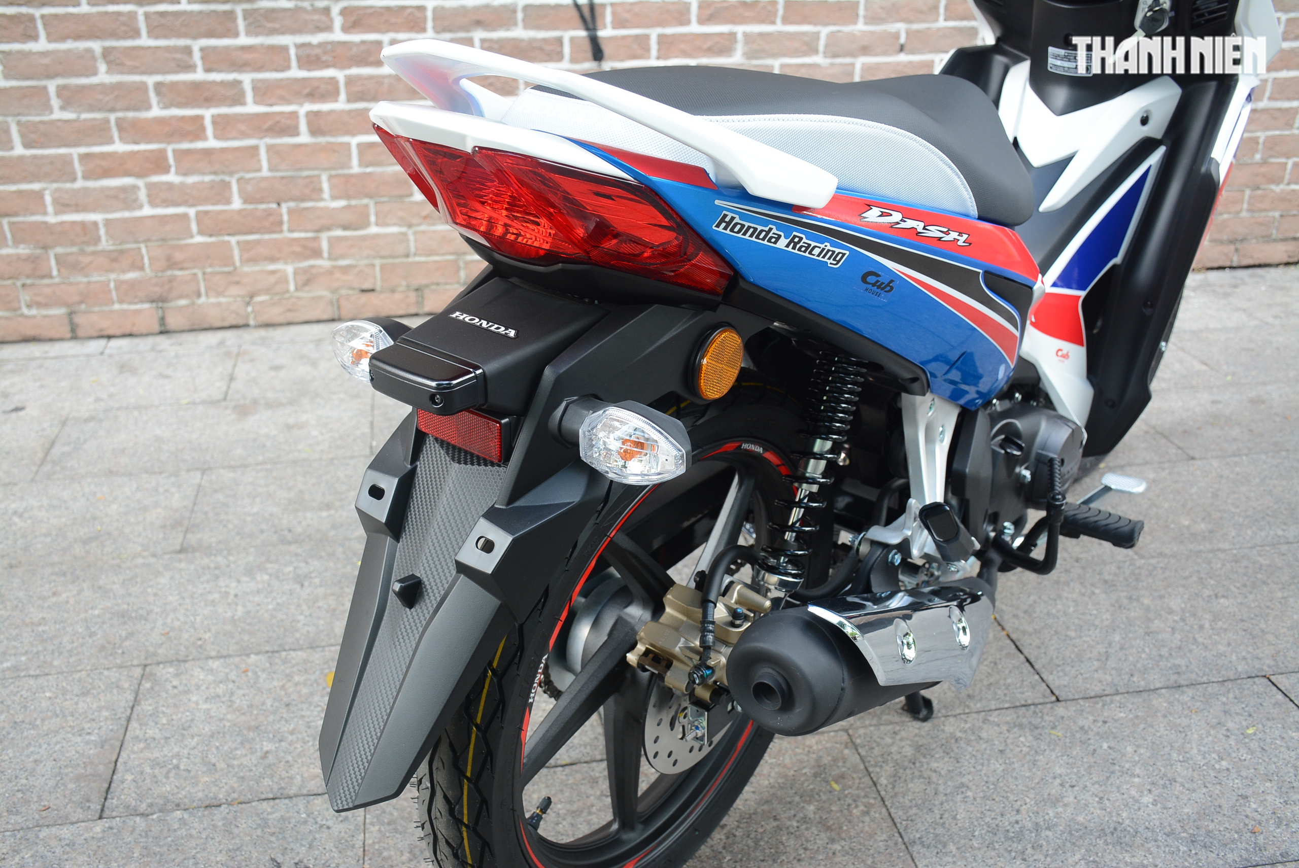 Honda Dash 125 HRC bản đặc biệt phong cách xe đua về Việt Nam chỉ 15 chiếc - Ảnh 6.