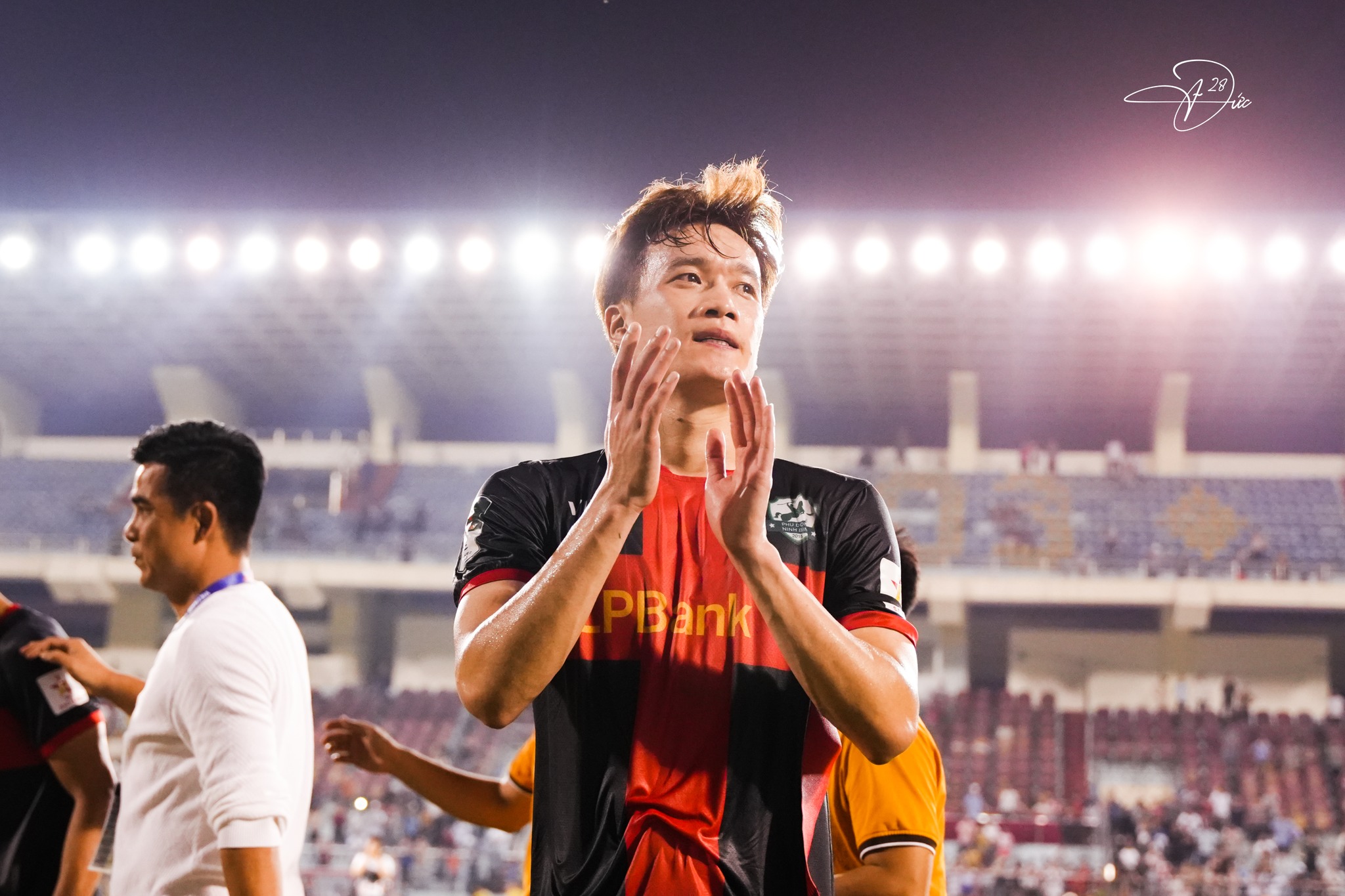 Hoang Duc និង Alan Grafite គឺជាកីឡាករឆ្នើមប្រចាំរដូវកាល HAGL មិនមានសំណាងណាមួយជាមួយនឹងពានរង្វាន់បុគ្គលឡើយ - រូបថតទី ៧។ Hoàng Đức và Alan Grafite xuất sắc nhất mùa, HAGL chưa có duyên với các danh hiệu cá nhân- Ảnh 7.