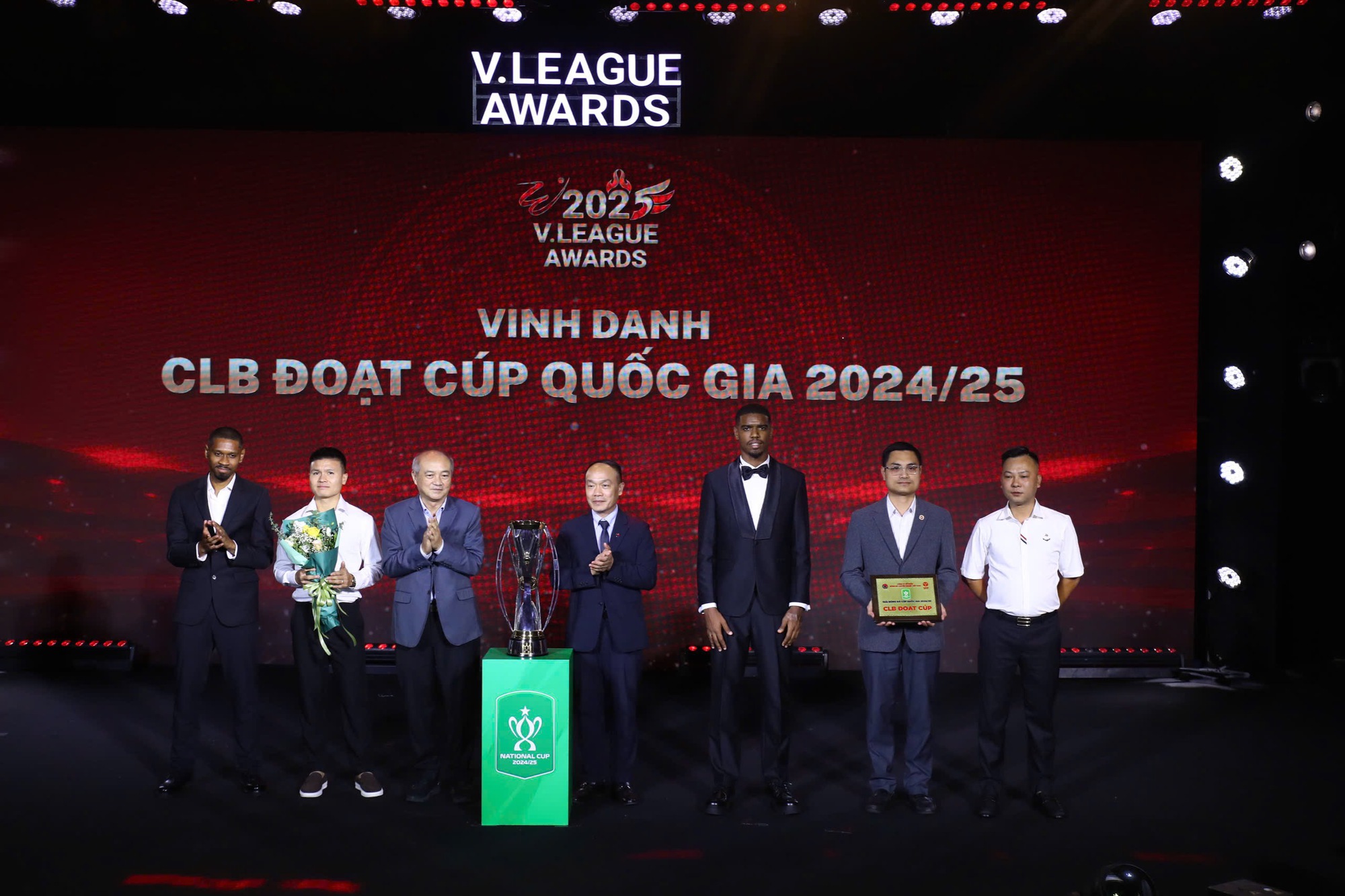 루옹 탐 꽝 장관이 CAHN 팀에 10억 VND를 보상하고, 폴킹 코치와 그의 팀이 아시아에 손을 내밀다 - 사진 1. Bộ trưởng Lương Tam Quang thưởng đội CAHN 1 tỉ đồng, thầy trò HLV Polking vươn ra châu Á
- Ảnh 1.