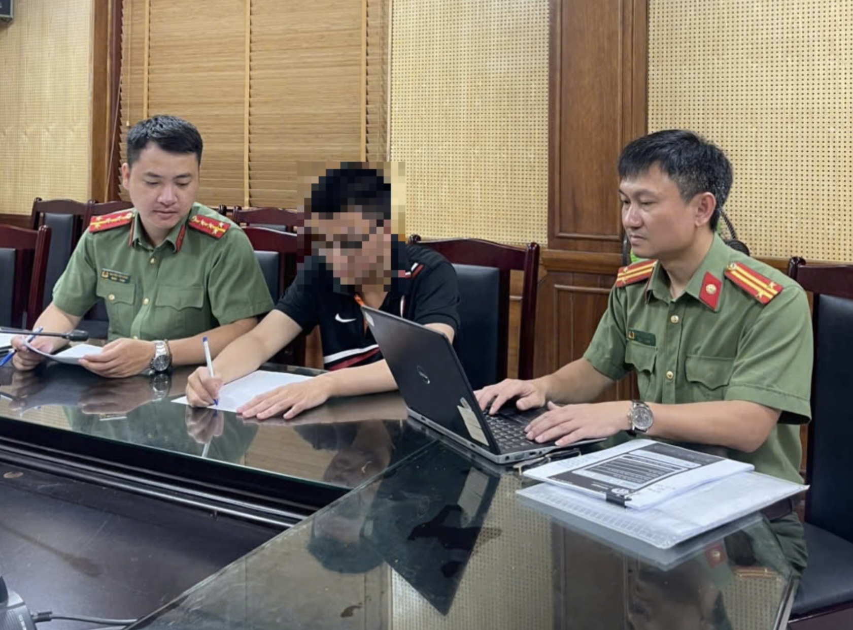 Rettsforfølgelse av to kandidater som bruker AI-applikasjon for å løse spørsmål til avgangseksamen fra videregående skole – Bilde 1. Khởi tố vụ án 2 thí sinh dùng ứng dụng AI giải đề thi tốt nghiệp THPT- Ảnh 1.