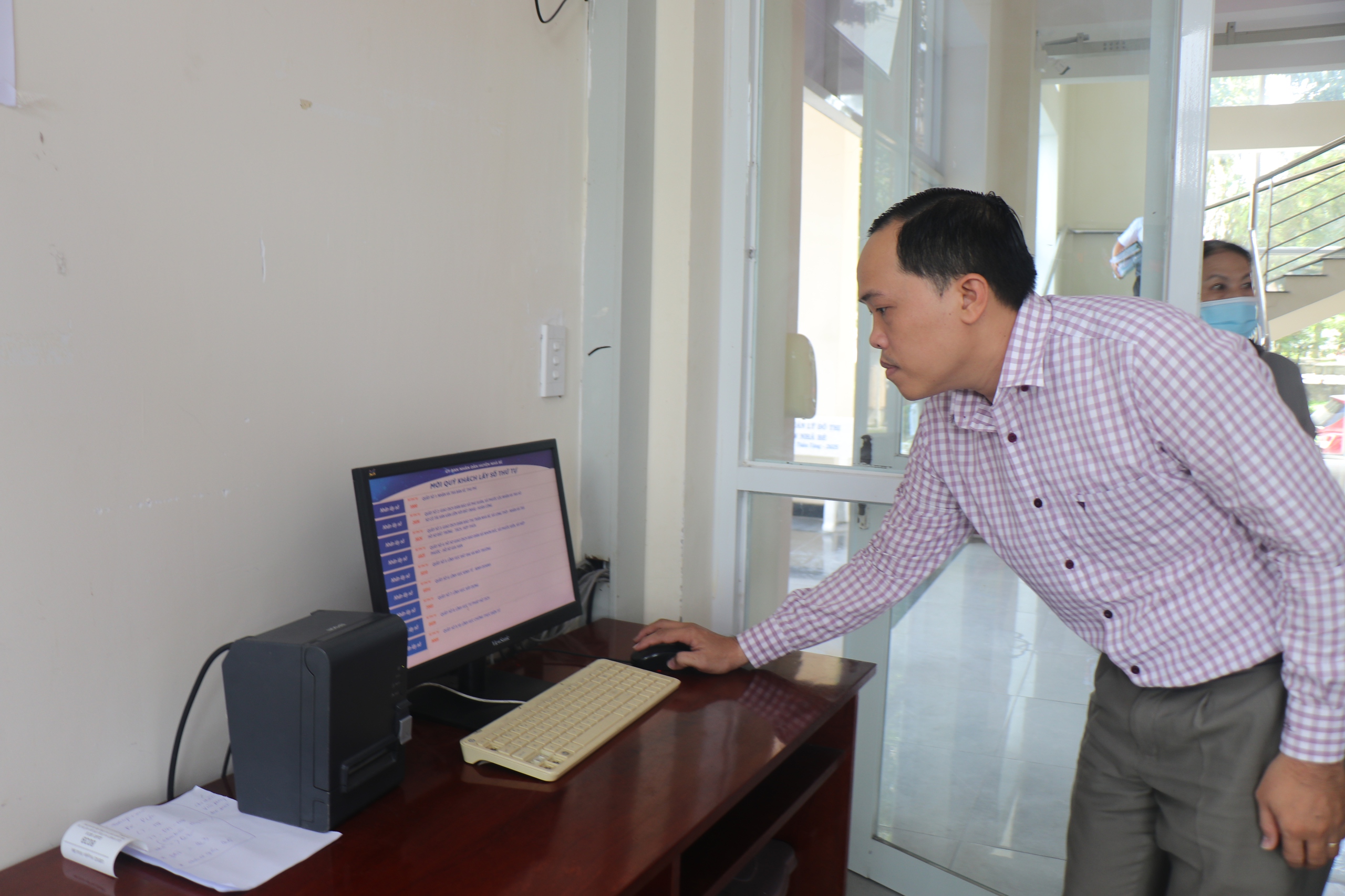 Ngày đầu vận hành, xã Nhà Bè bố trí hơn 20 cán bộ phục vụ người dân - Ảnh 5.
