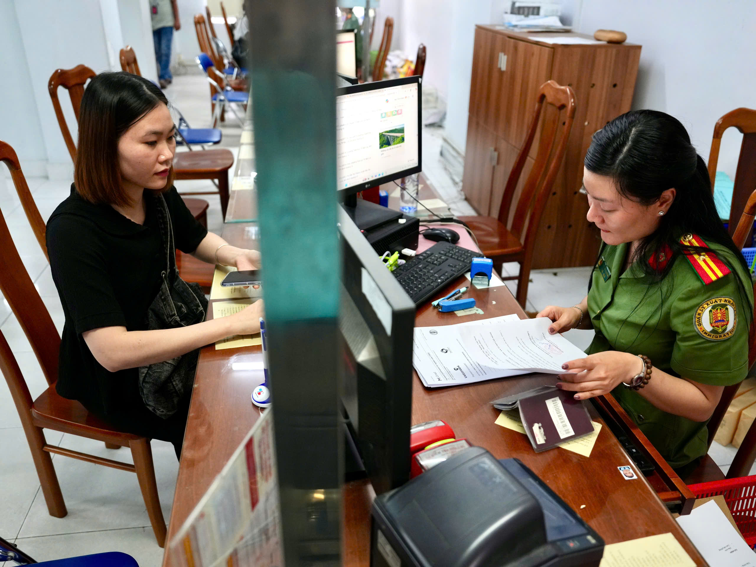 Ngày đầu chính quyền 2 cấp: Người dân TP.HCM xếp hàng từ sớm làm hộ chiếu - Ảnh 15.