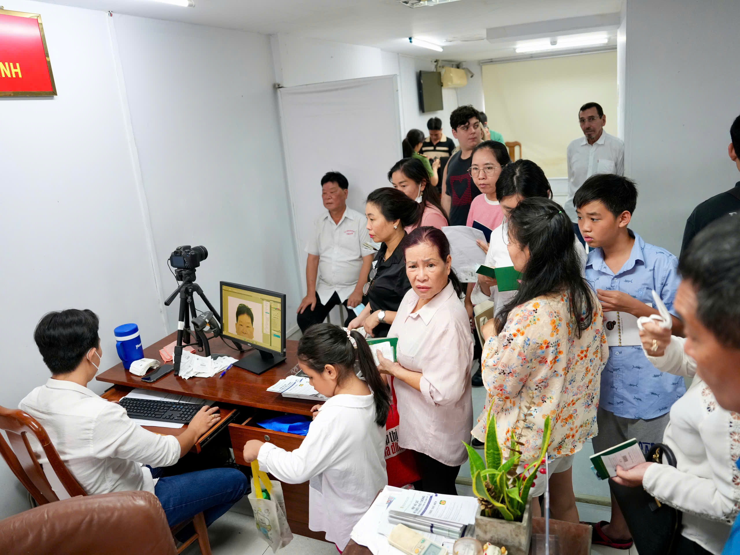 Ngày đầu chính quyền 2 cấp: Người dân TP.HCM xếp hàng từ sớm làm hộ chiếu - Ảnh 4.