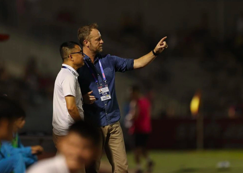 루옹 탐 쿠앙 장관이 CAHN 팀에 10억 VND를 보상하고, 폴킹 코치와 그의 팀이 아시아에 손을 내밀다 - 사진 3. Bộ trưởng Lương Tam Quang thưởng đội CAHN 1 tỉ đồng, thầy trò HLV Polking vươn ra châu Á
- Ảnh 3.