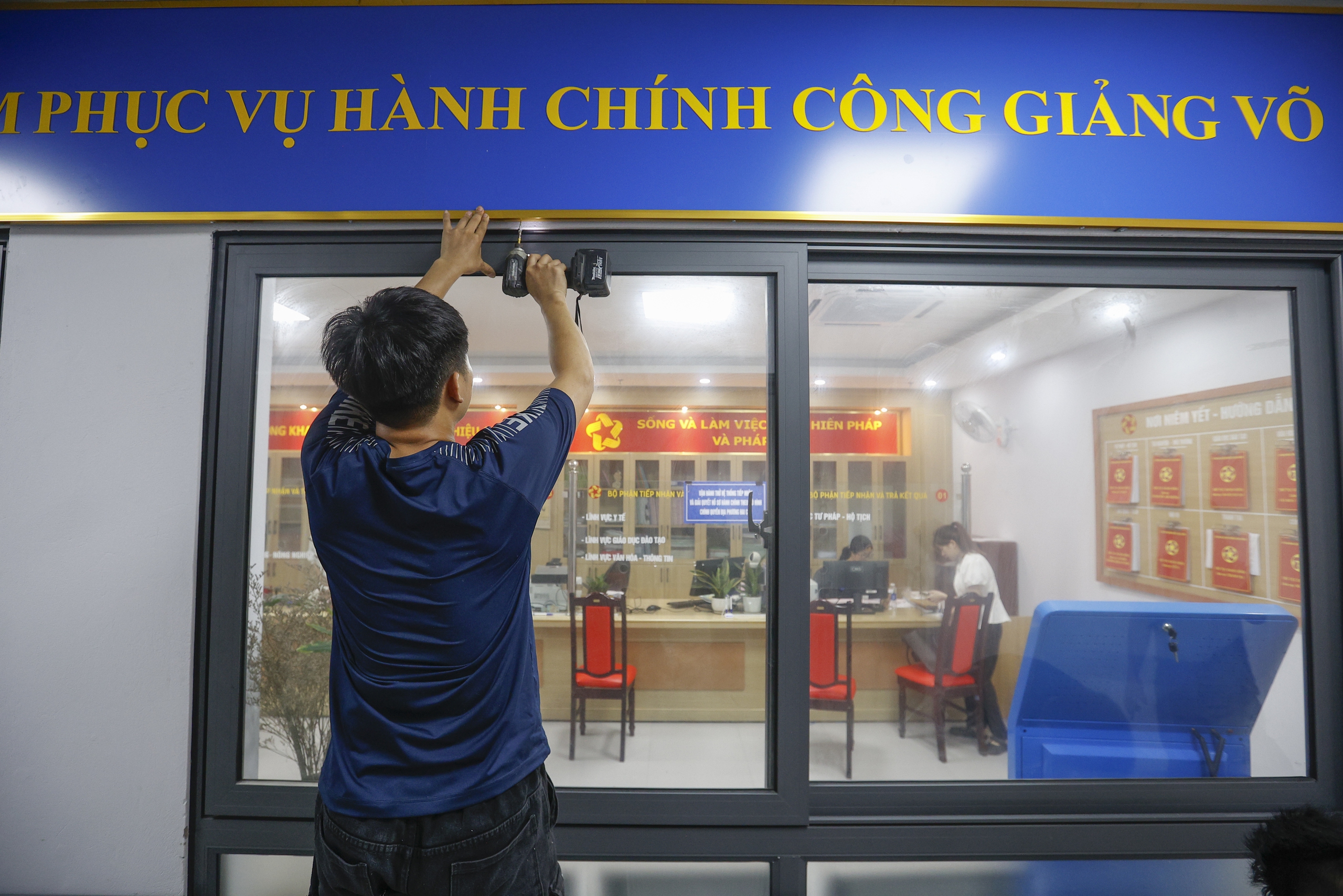 Trụ sở UBND P . Nghĩa Đô mở cửa ngày đầu chính quyền địa phương 2 cấp - Ảnh 12. Trụ sở UBND P . Nghĩa Đô mở cửa ngày đầu chính quyền địa phương 2 cấp - Ảnh 12.