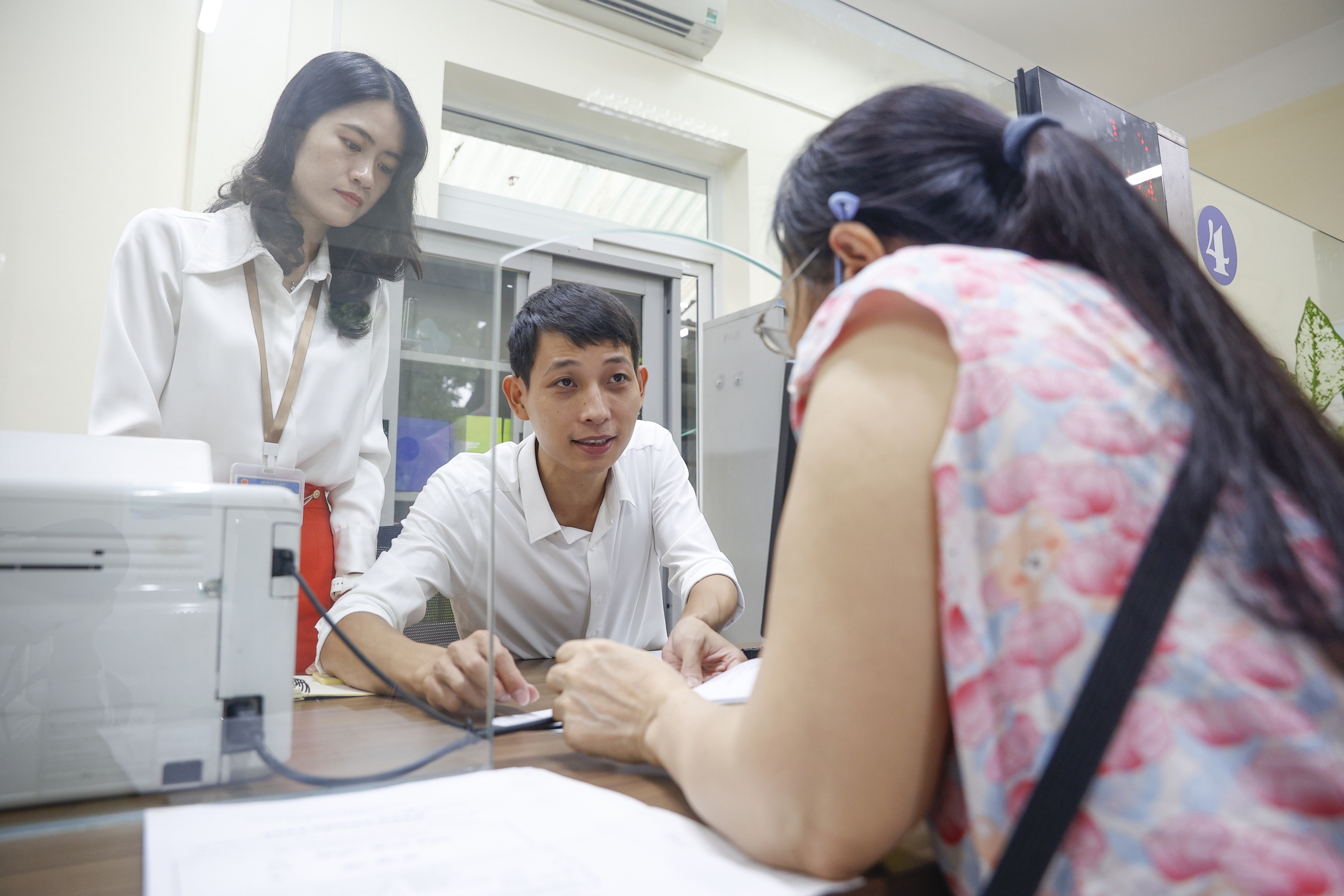 Trụ sở UBND P . Nghĩa Đô mở cửa ngày đầu chính quyền địa phương 2 cấp - Ảnh 6. Trụ sở UBND P . Nghĩa Đô mở cửa ngày đầu chính quyền địa phương 2 cấp - Ảnh 6.