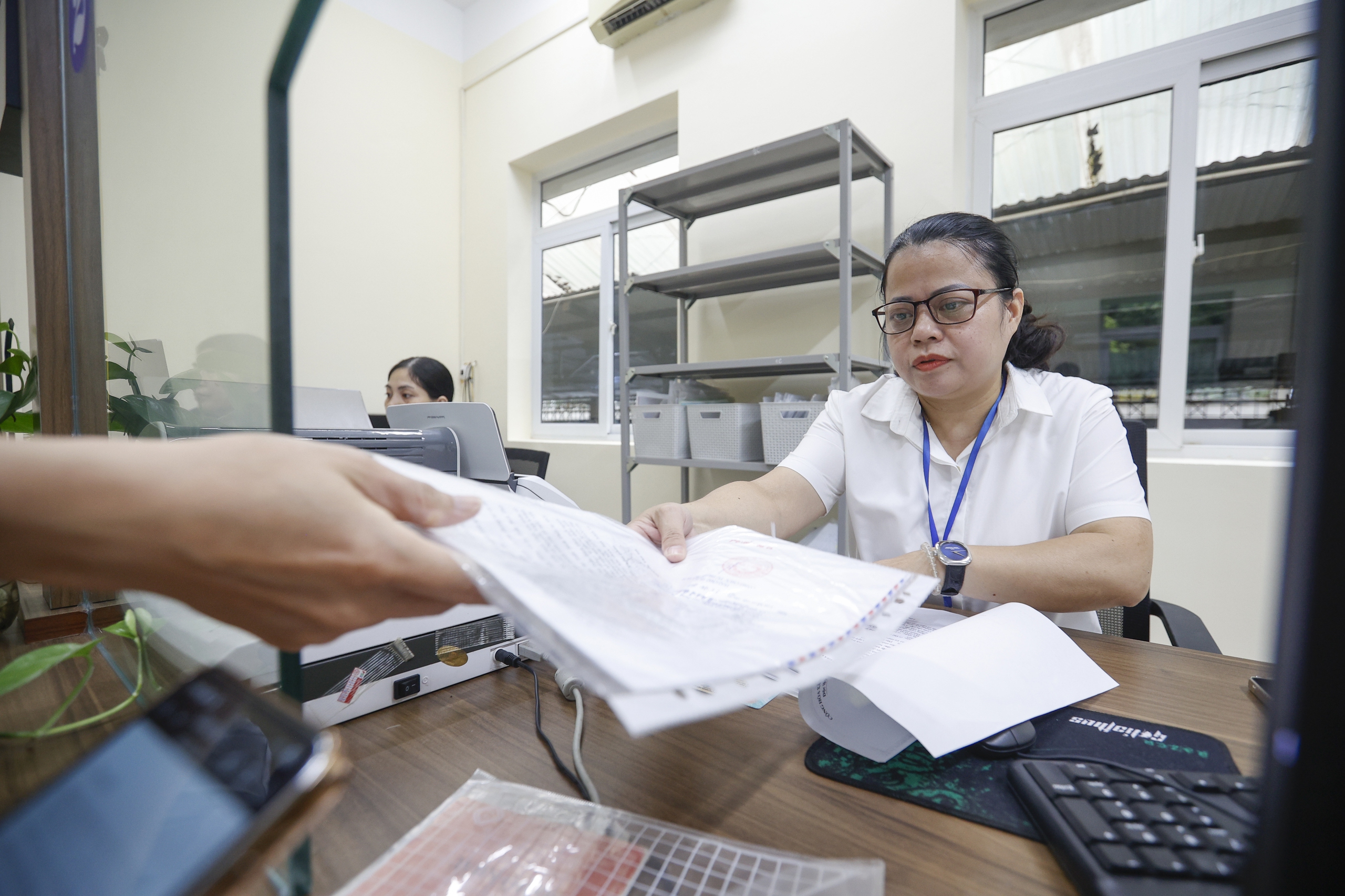 Trụ sở UBND P . Nghĩa Đô mở cửa ngày đầu chính quyền địa phương 2 cấp - Ảnh 7. Trụ sở UBND P . Nghĩa Đô mở cửa ngày đầu chính quyền địa phương 2 cấp - Ảnh 7.