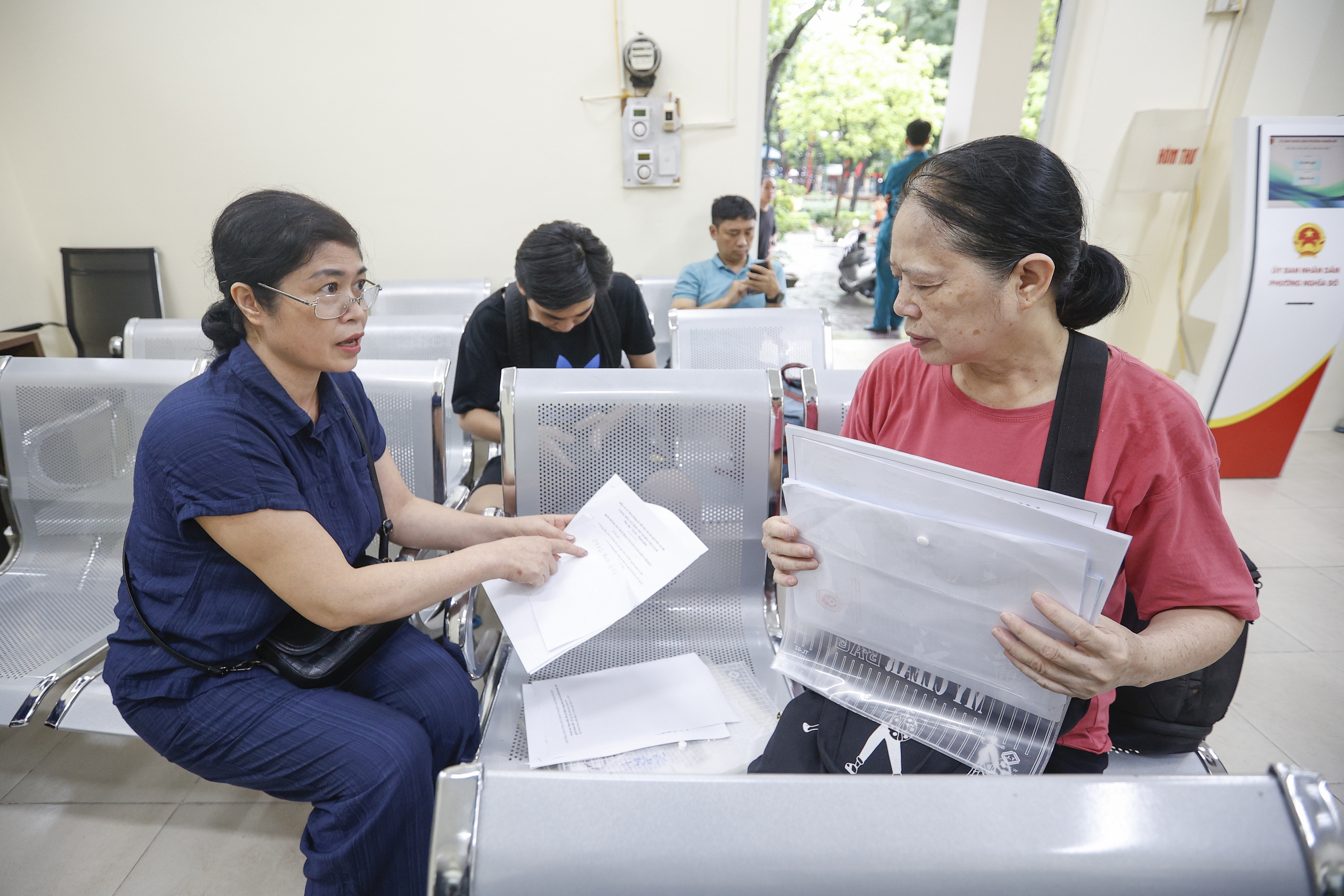 Trụ sở UBND P . Nghĩa Đô mở cửa ngày đầu chính quyền địa phương 2 cấp - Ảnh 9. Trụ sở UBND P . Nghĩa Đô mở cửa ngày đầu chính quyền địa phương 2 cấp - Ảnh 9.