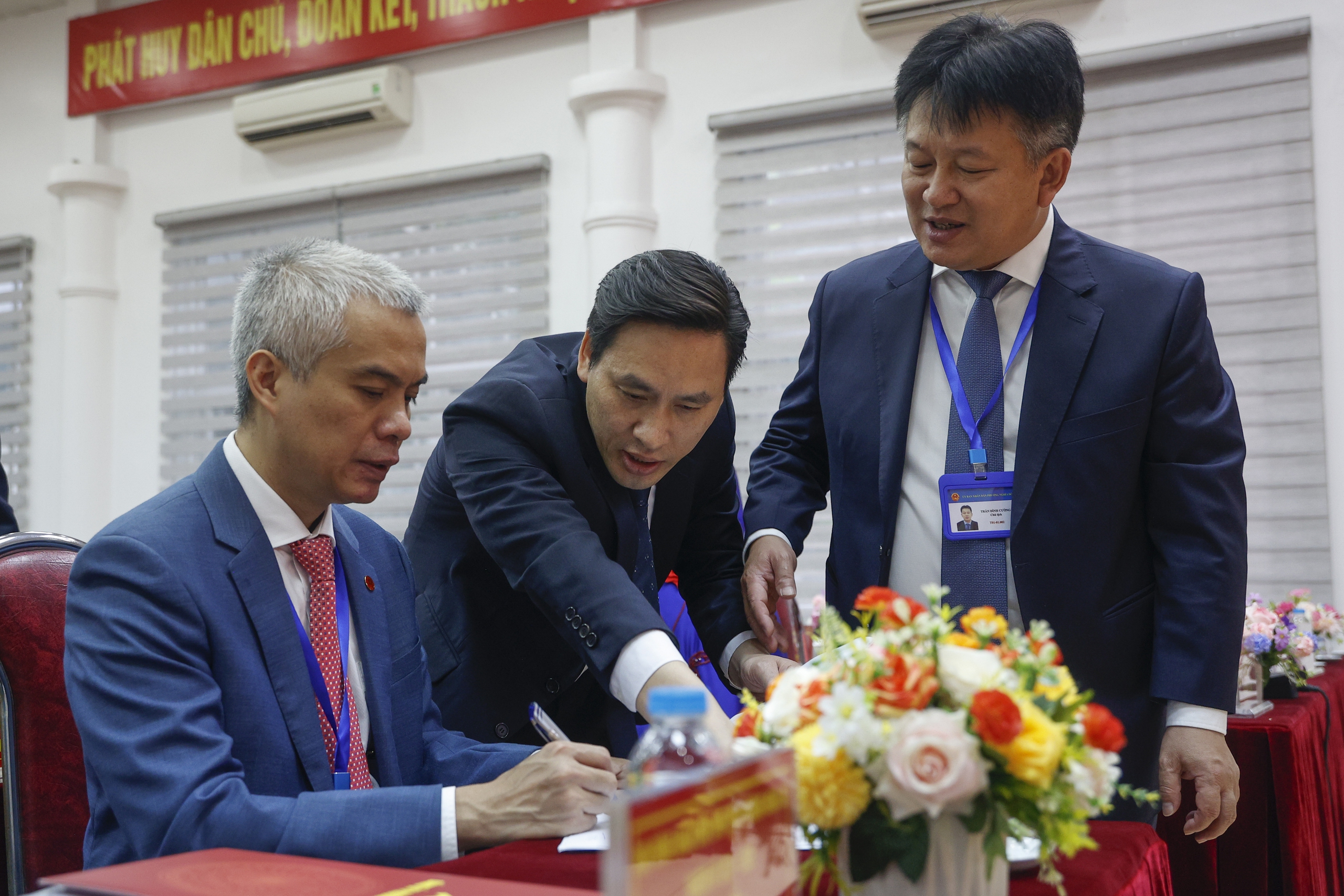 Trụ sở UBND P . Nghĩa Đô mở cửa ngày đầu chính quyền địa phương 2 cấp - Ảnh 3. Trụ sở UBND P . Nghĩa Đô mở cửa ngày đầu chính quyền địa phương 2 cấp - Ảnh 3.