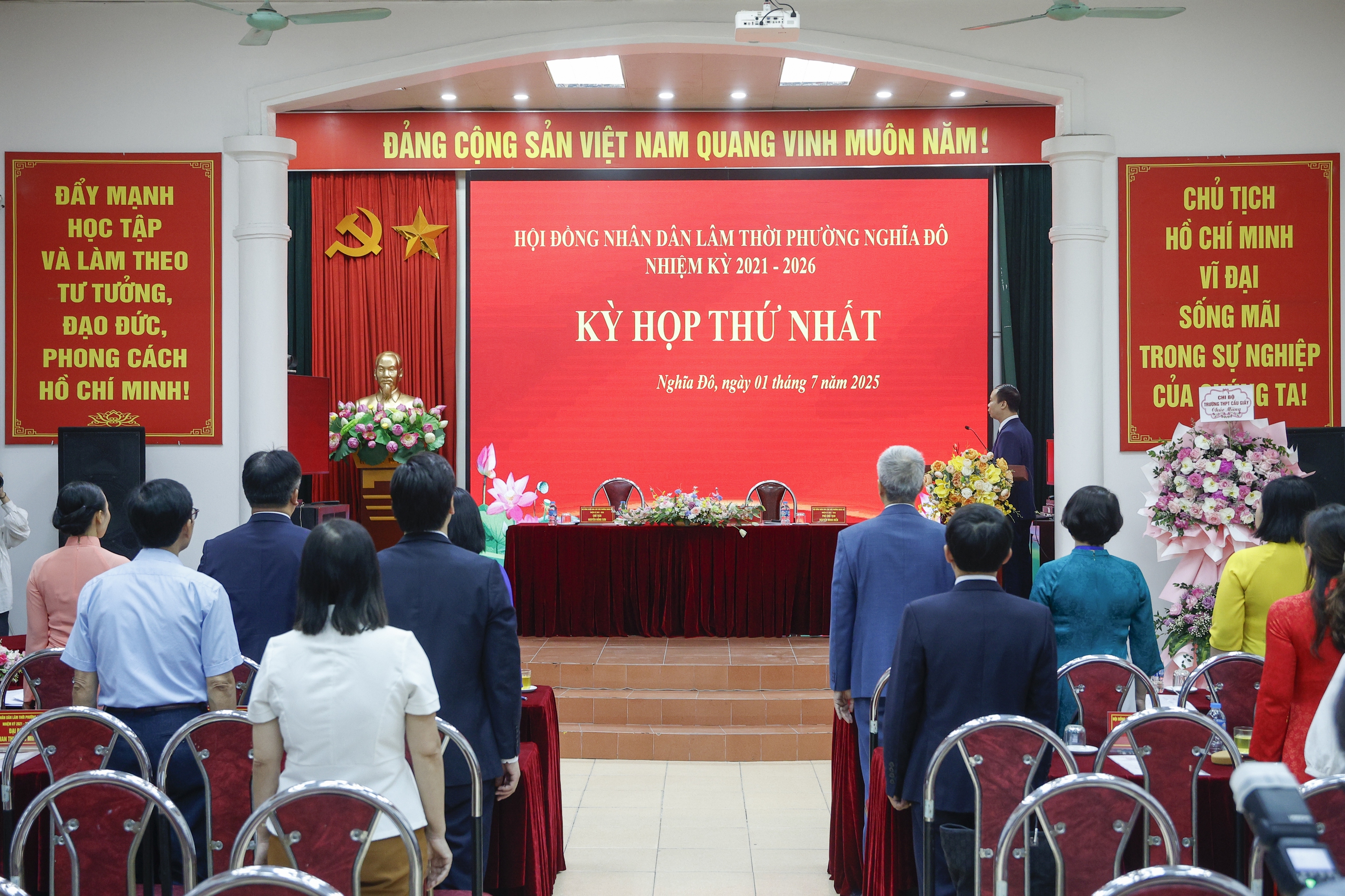 Trụ sở UBND P . Nghĩa Đô mở cửa ngày đầu chính quyền địa phương 2 cấp - Ảnh 1. Trụ sở UBND P . Nghĩa Đô mở cửa ngày đầu chính quyền địa phương 2 cấp - Ảnh 1.