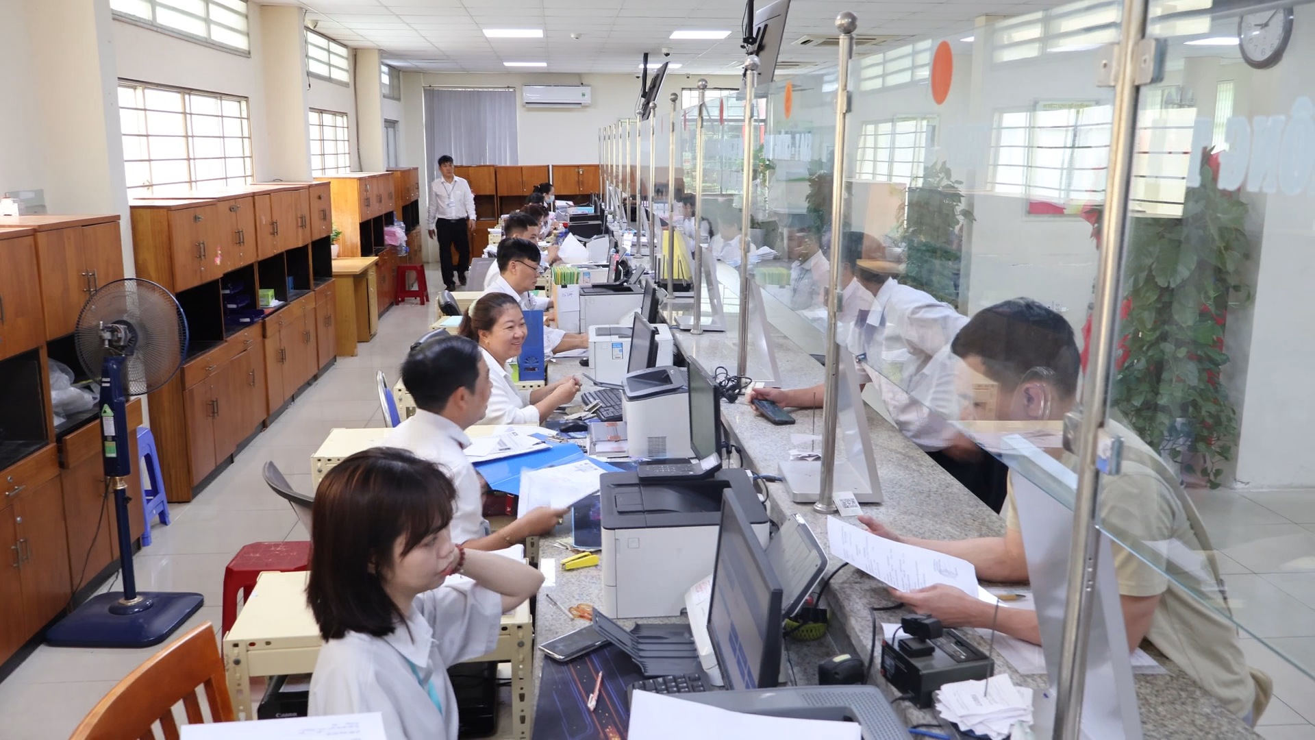 Chính quyền địa phương 2 cấp tại TP.HCM: Dân phấn khởi, cán bộ sẵn sàng- Ảnh 2.