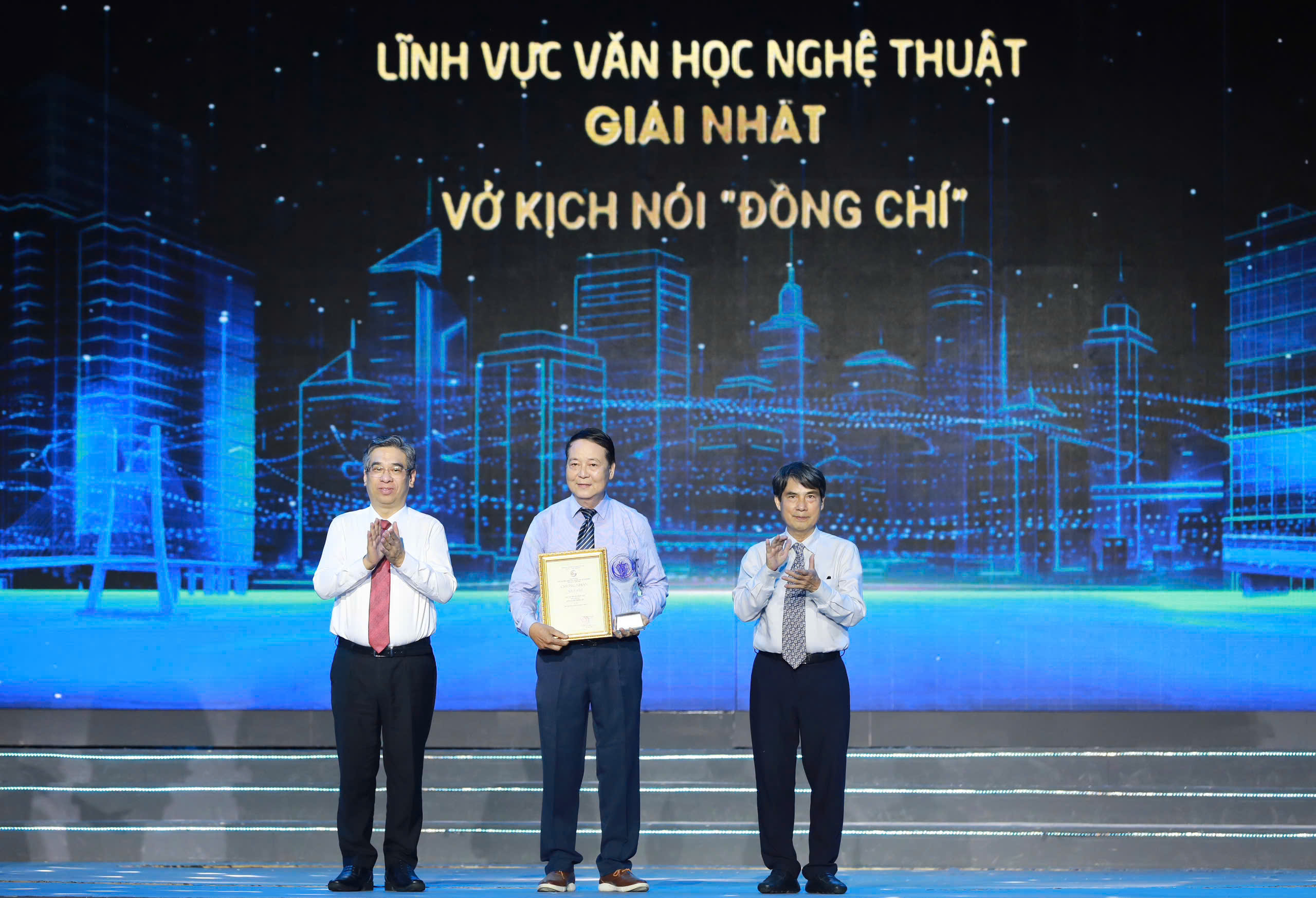 Vở kịch 'Đồng chí' nhận giải thưởng Sáng tạo TP.HCM- Ảnh 1. Vở kịch 'Đồng chí' nhận giải thưởng Sáng tạo TP.HCM- Ảnh 1.