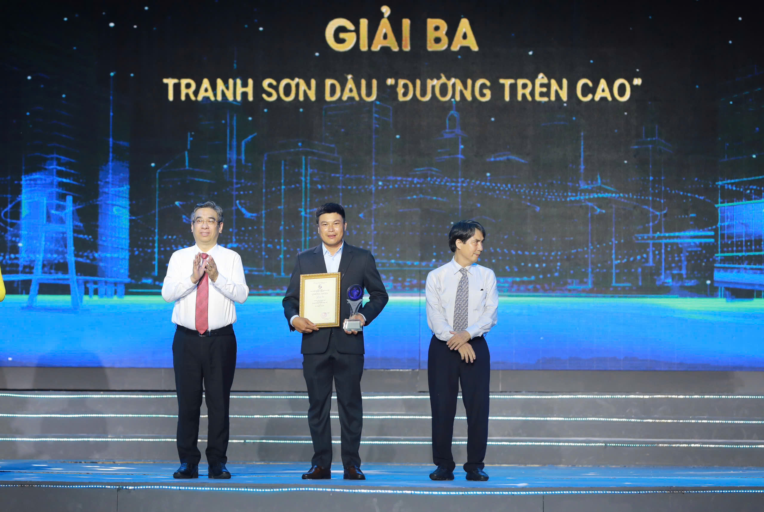 Vở kịch 'Đồng chí' nhận giải thưởng Sáng tạo TP.HCM- Ảnh 4. Vở kịch 'Đồng chí' nhận giải thưởng Sáng tạo TP.HCM- Ảnh 4.