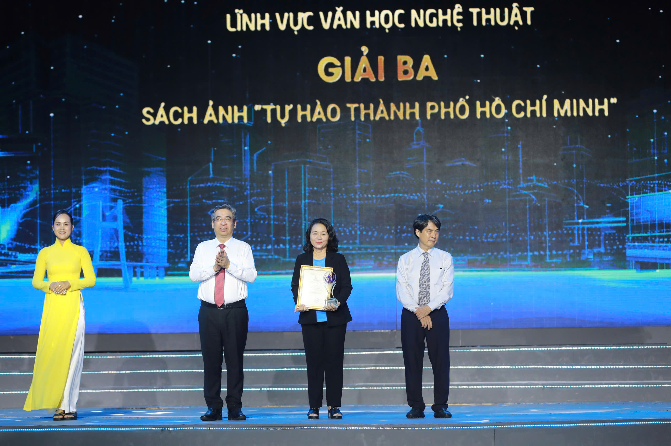 Vở kịch 'Đồng chí' nhận giải thưởng Sáng tạo TP.HCM- Ảnh 6. Vở kịch 'Đồng chí' nhận giải thưởng Sáng tạo TP.HCM- Ảnh 6.