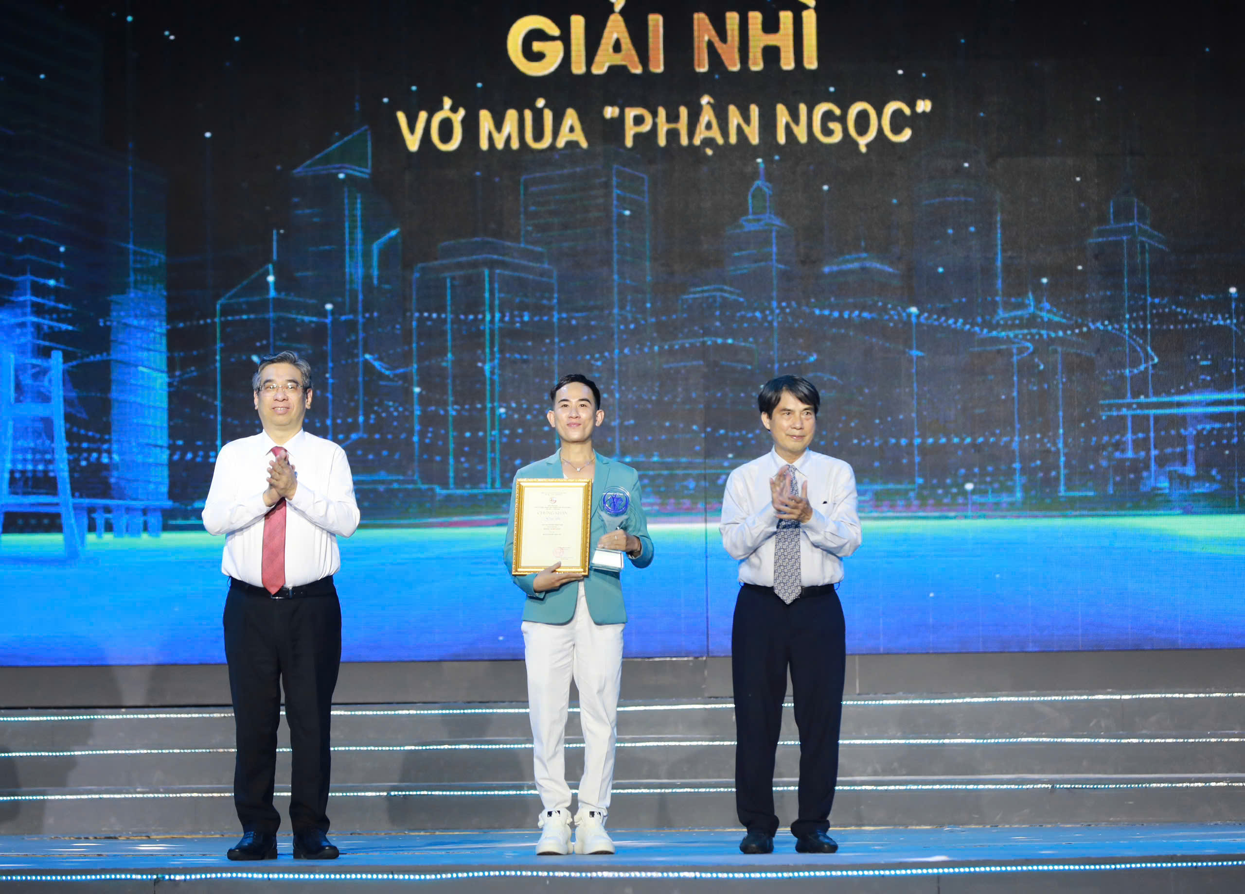 Vở kịch 'Đồng chí' nhận giải thưởng Sáng tạo TP.HCM- Ảnh 3. Vở kịch 'Đồng chí' nhận giải thưởng Sáng tạo TP.HCM- Ảnh 3.