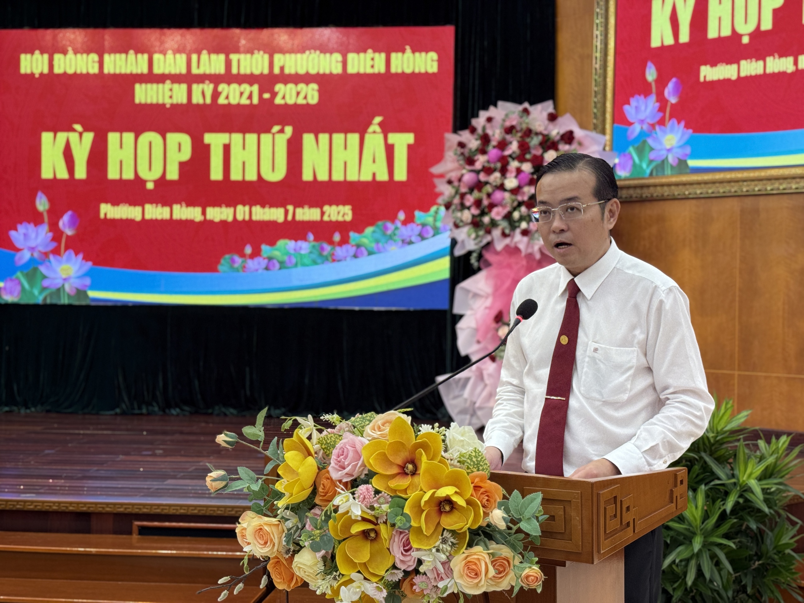 Ngày đầu người dân đến phường mới ở TP.HCM làm thủ tục hành chính - Ảnh 3.