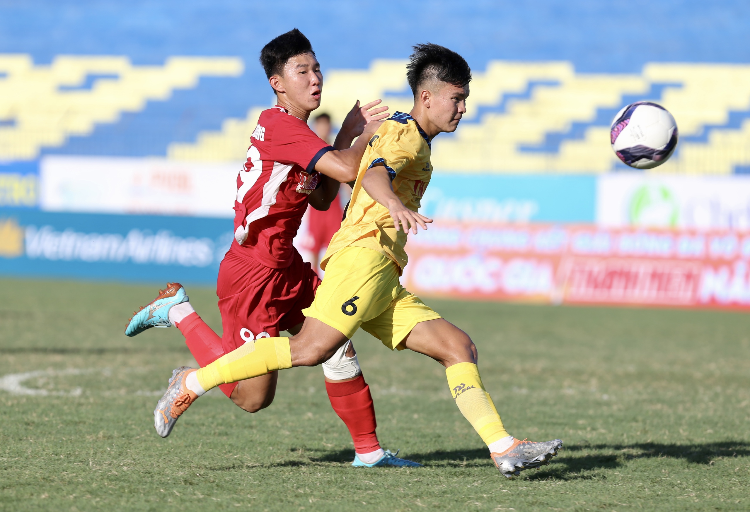 5 pasukan menarik diri serentak, kejohanan bola sepak kebangsaan U.21 menganggu jadual kejohanan - Foto 4. 5 đội đồng loạt rút lui, giải bóng đá U.21 quốc gia xáo trộn bảng đấu- Ảnh 4.