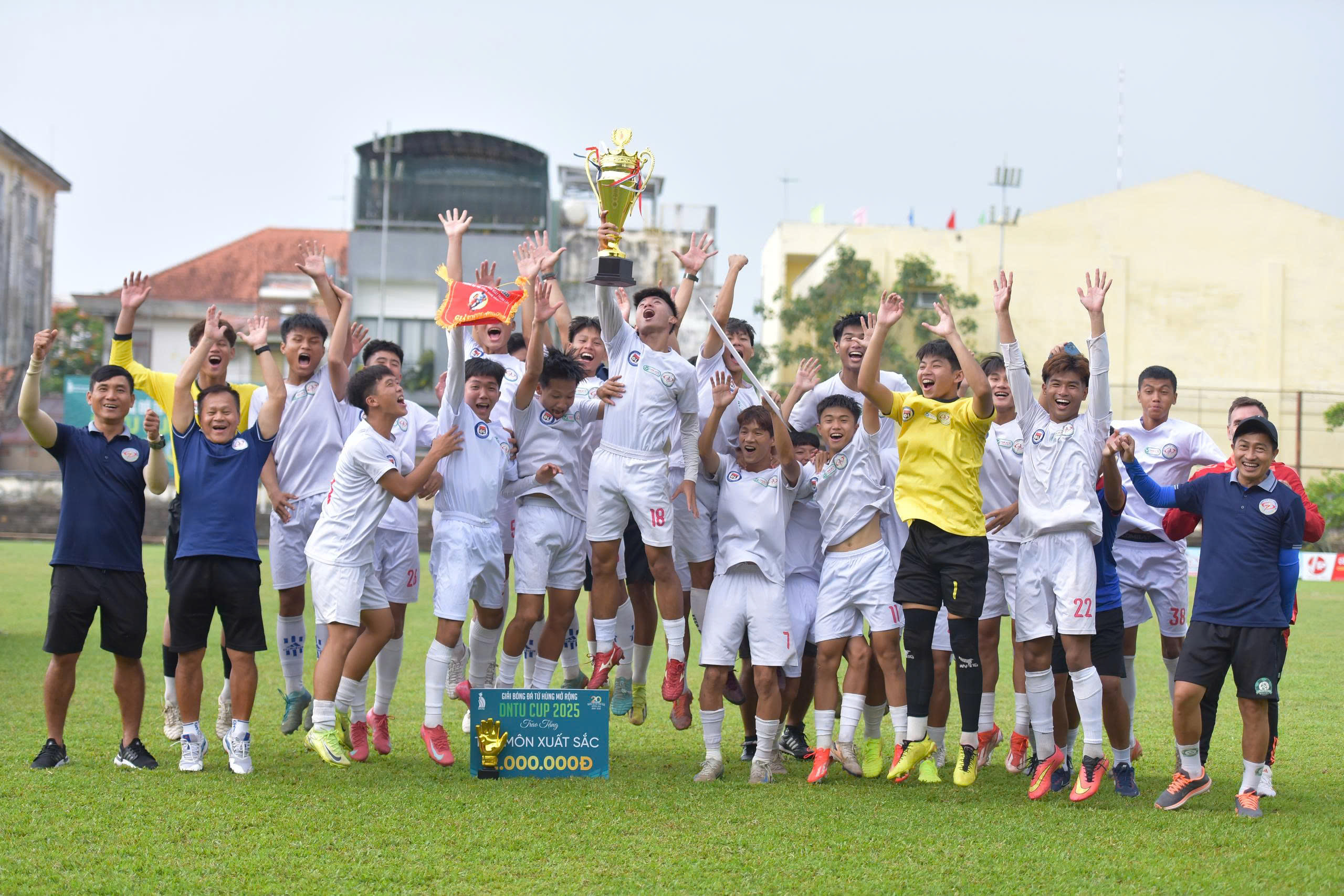 5 pasukan menarik diri pada masa yang sama, kejohanan bola sepak kebangsaan U.21 mengganggu jadual kejohanan - Foto 3. 5 đội đồng loạt rút lui, giải bóng đá U.21 quốc gia xáo trộn bảng đấu- Ảnh 3.