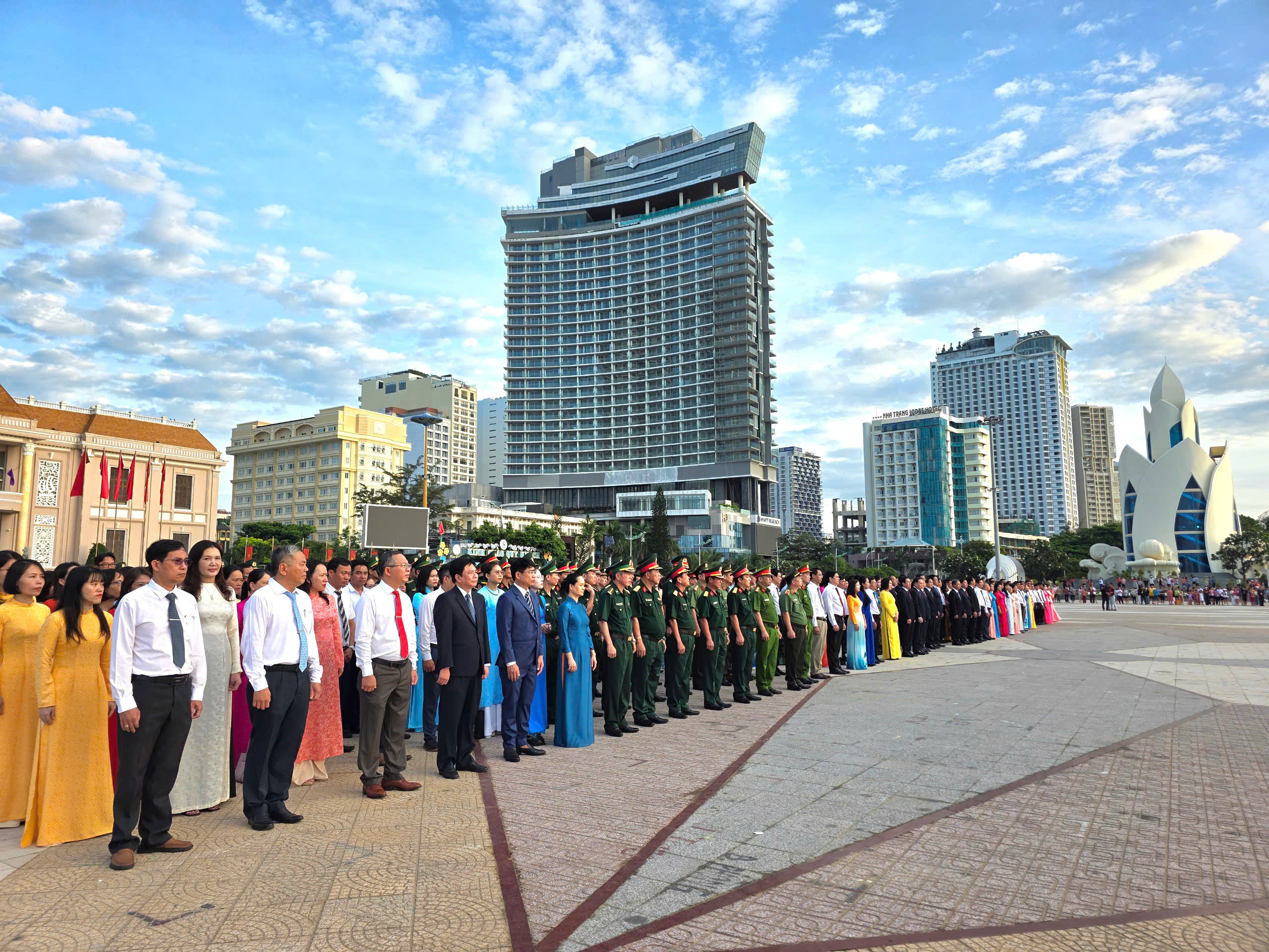Khánh Hòa: Gần 1.300 người cùng chào cờ đón ‘kỷ nguyên mới’ của chính quyền địa phương- Ảnh 3.