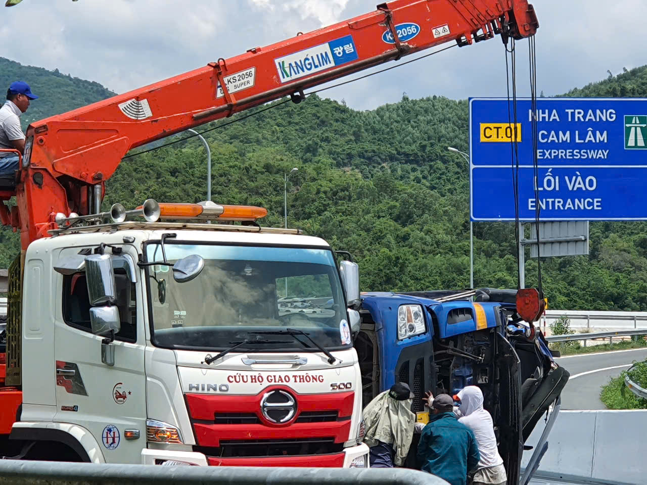 Khánh Hòa: Xe tải chở thanh thép lật trên đường dẫn cao tốc, 2 người tử vong- Ảnh 1.