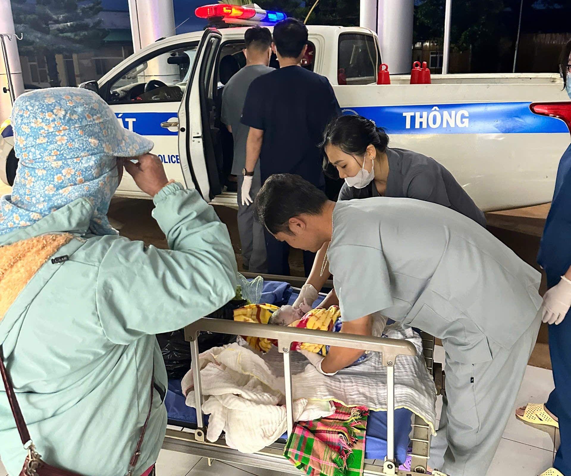 CSGT Lâm Đồng kịp thời hỗ trợ sản phụ sinh con trên xe đặc chủng- Ảnh 1. CSGT Lâm Đồng kịp thời hỗ trợ sản phụ sinh con trên xe đặc chủng- Ảnh 1.