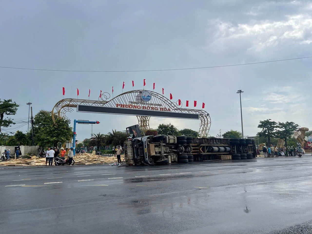 Lật xe chở gỗ khiến 1 người chết, 2 người bị thương - Ảnh 1.