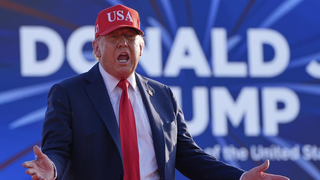 Tổng thống Trump ký lệnh tăng phí du khách nước ngoài, giữ giá thấp cho người Mỹ - Ảnh 1.