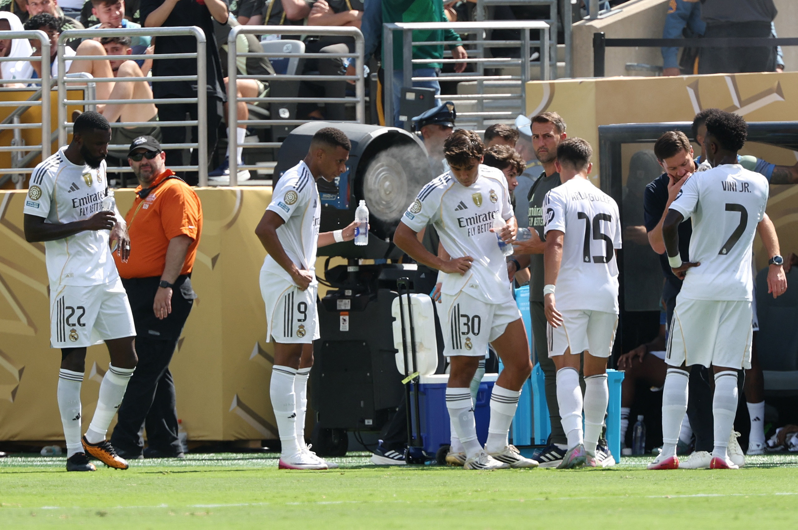 Real Madrid hỗn loạn vì thua đậm PSG, Chủ tịch Perez họp riêng với từng cầu thủ: Cải tổ! - Ảnh 2.