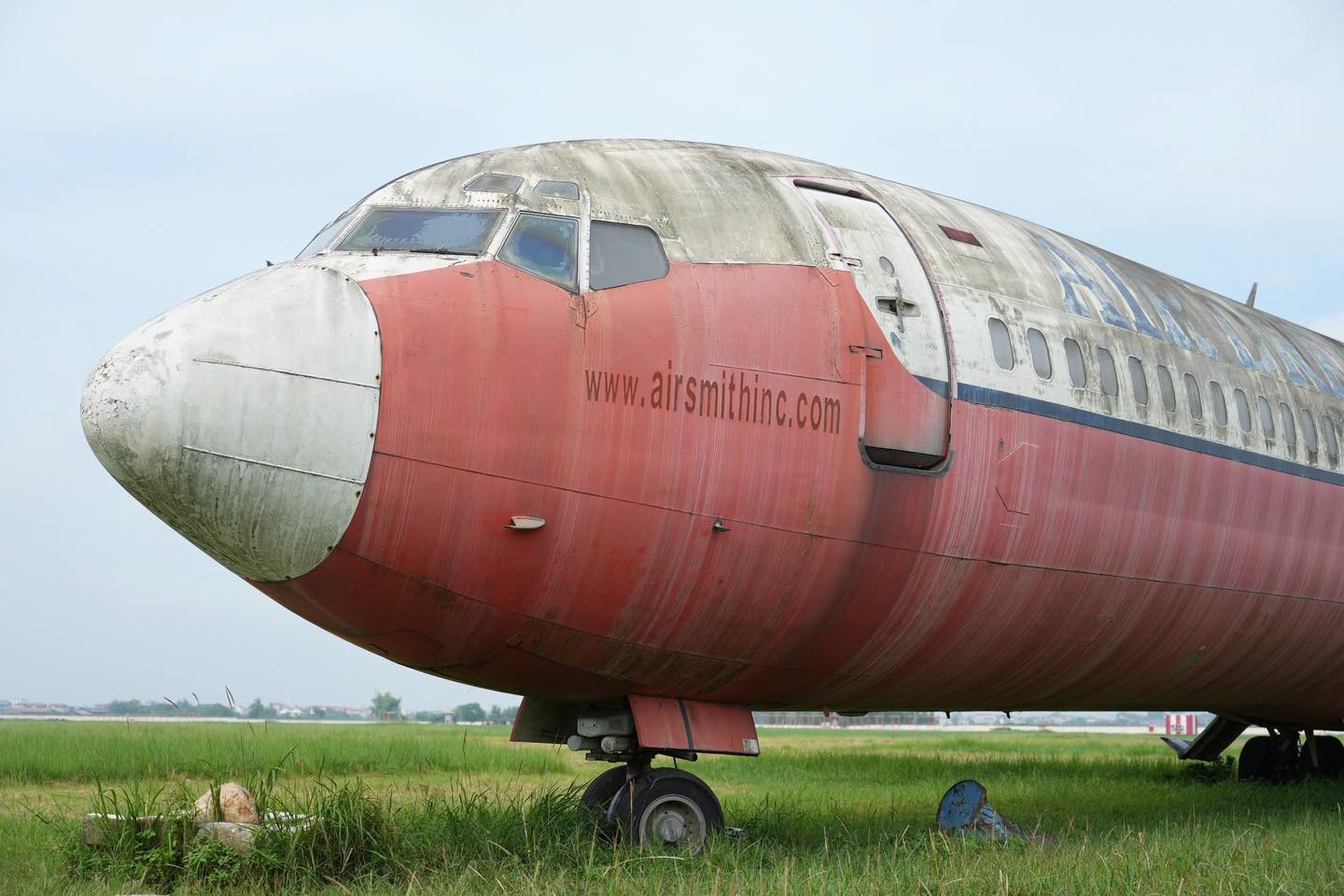 Cận cảnh máy bay Boeing 727 'bỏ hoang' 18 năm tại sân bay Nội Bài- Ảnh 3. Cận cảnh máy bay Boeing 727 'bỏ hoang' 18 năm tại sân bay Nội Bài- Ảnh 3.
