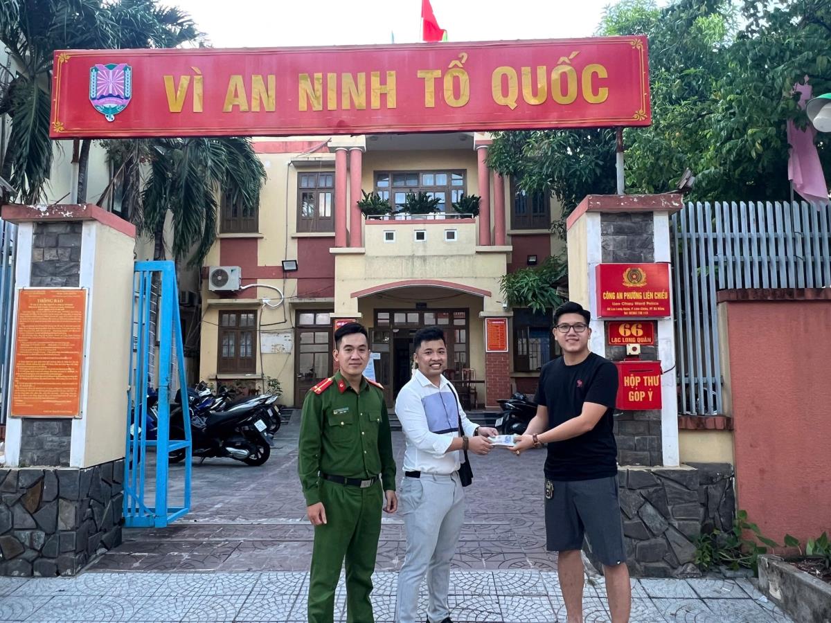 Rơi hơn 50 triệu đồng trước ngân hàng, người đàn ông bất ngờ được trả lại- Ảnh 1. Rơi hơn 50 triệu đồng trước ngân hàng, người đàn ông bất ngờ được trả lại- Ảnh 1.