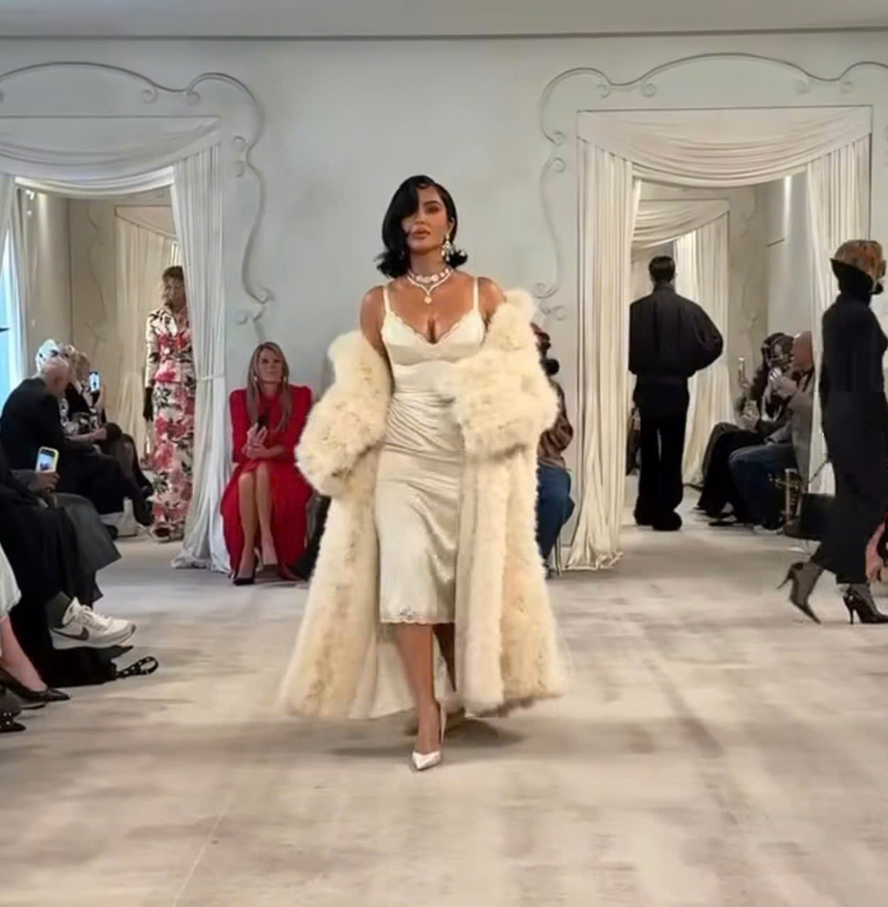 Kim Kardashian khiến khán giả cười nghiêng ngả khi làm người mẫu cho Balenciaga - Ảnh 1.