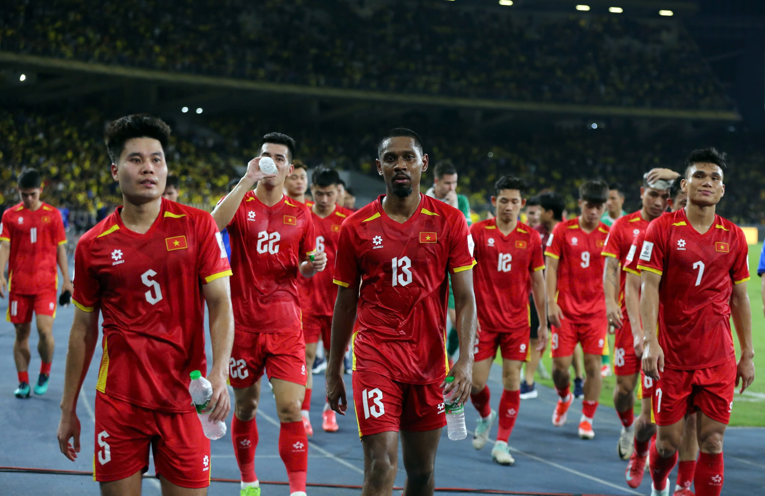 Bảng xếp hạng FIFA: Đội tuyển Việt Nam vẫn xếp trên Indonesia và Malaysia, Thái Lan thì sao?- Ảnh 1. Bảng xếp hạng FIFA: Đội tuyển Việt Nam vẫn xếp trên Indonesia và Malaysia, Thái Lan thì sao?- Ảnh 1.