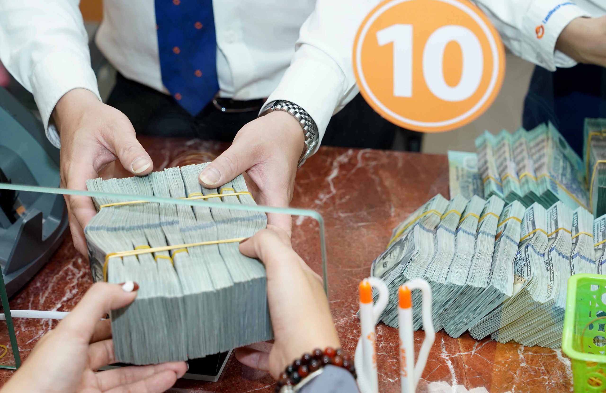 Hàng triệu tỉ đồng chảy vào nền kinh tế- Ảnh 2. Hàng triệu tỉ đồng chảy vào nền kinh tế- Ảnh 2.