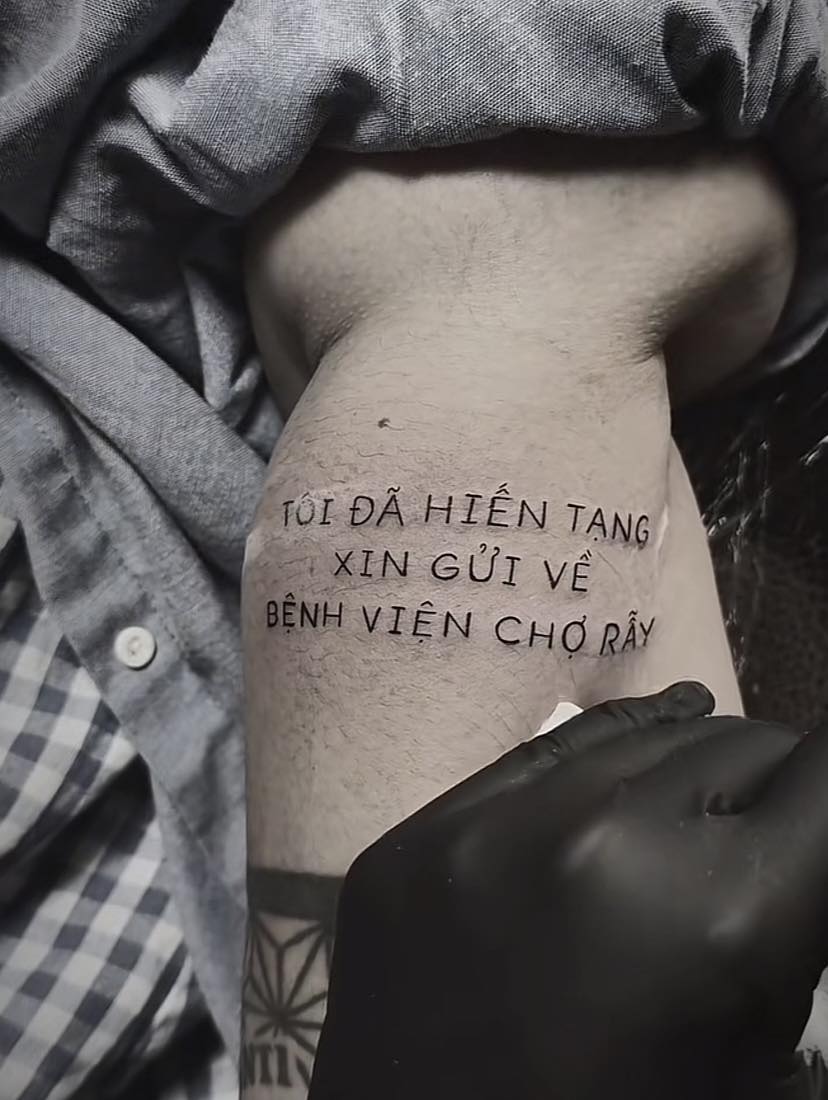 Hình xăm ‘Tôi đã hiến tạng, xin gửi về Bệnh viện Chợ Rẫy’ gây xúc động- Ảnh 1. Hình xăm ‘Tôi đã hiến tạng, xin gửi về Bệnh viện Chợ Rẫy’ gây xúc động- Ảnh 1.