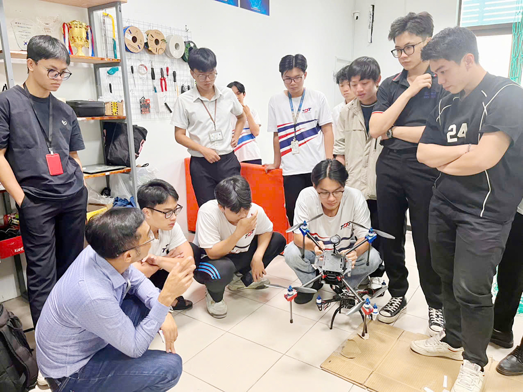 Lập nghiệp ở TP.HCM: 'Cu lơ xe' trở thành nhà sản xuất drone - Ảnh 3.