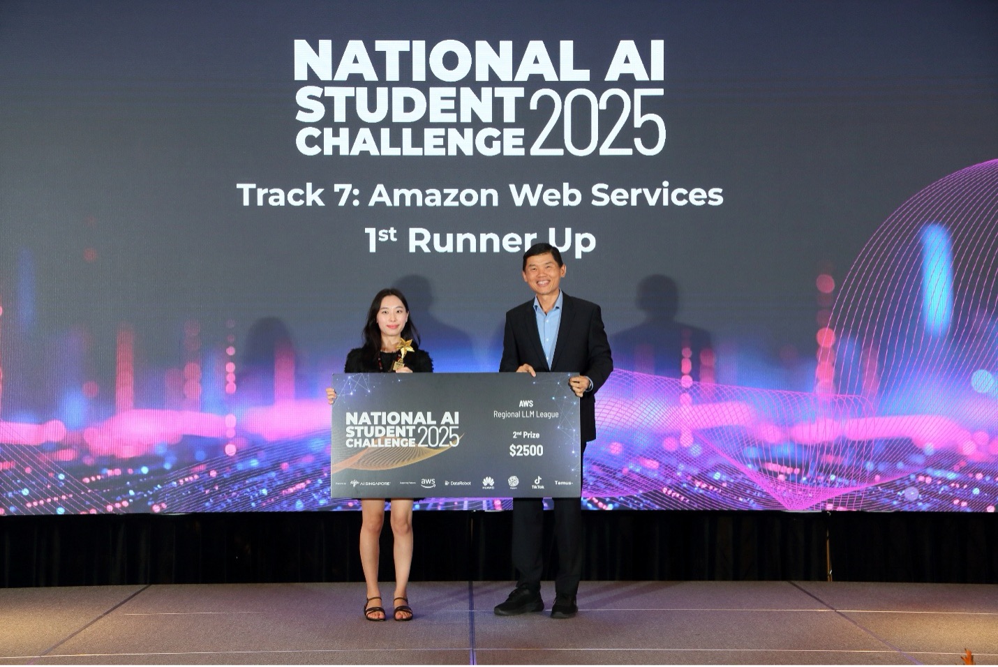 Sáng tạo giải pháp AI tại giải đấu AWS Regional LLM League 2025 thúc đẩy chuyển đổi số - Ảnh 1.