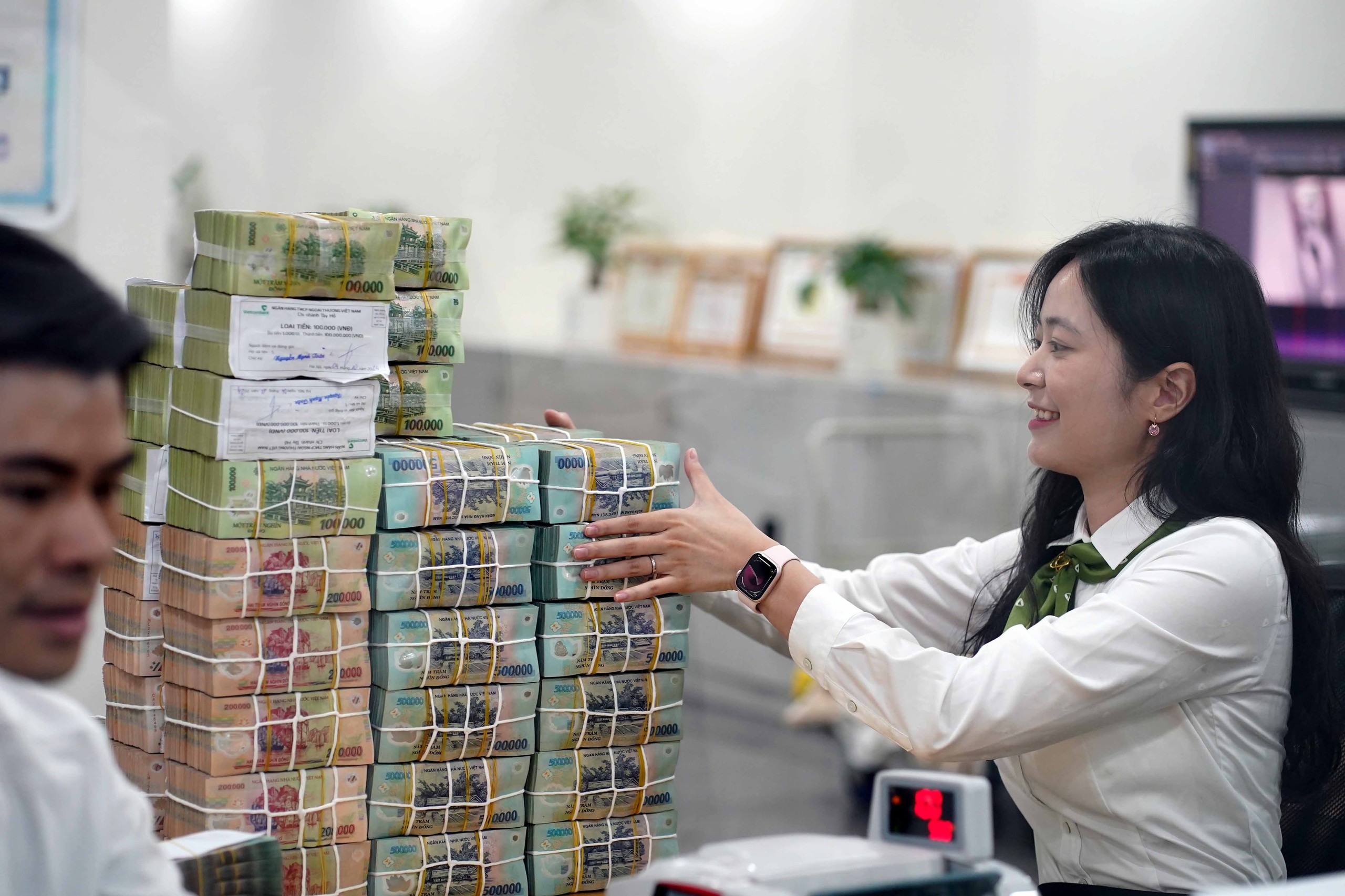 Hàng triệu tỉ đồng chảy vào nền kinh tế- Ảnh 1. Hàng triệu tỉ đồng chảy vào nền kinh tế- Ảnh 1.