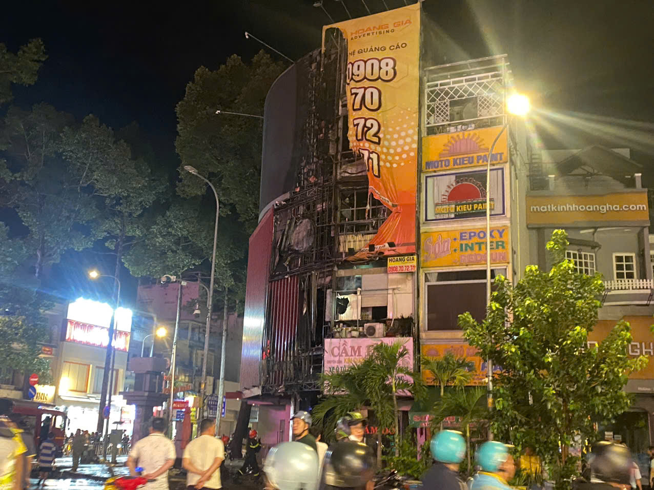 TP.HCM: Cháy tòa nhà thức ăn nhanh ở vòng xoay Lý Thái Tổ- Ảnh 2. TP.HCM: Cháy tòa nhà thức ăn nhanh ở vòng xoay Lý Thái Tổ- Ảnh 2.