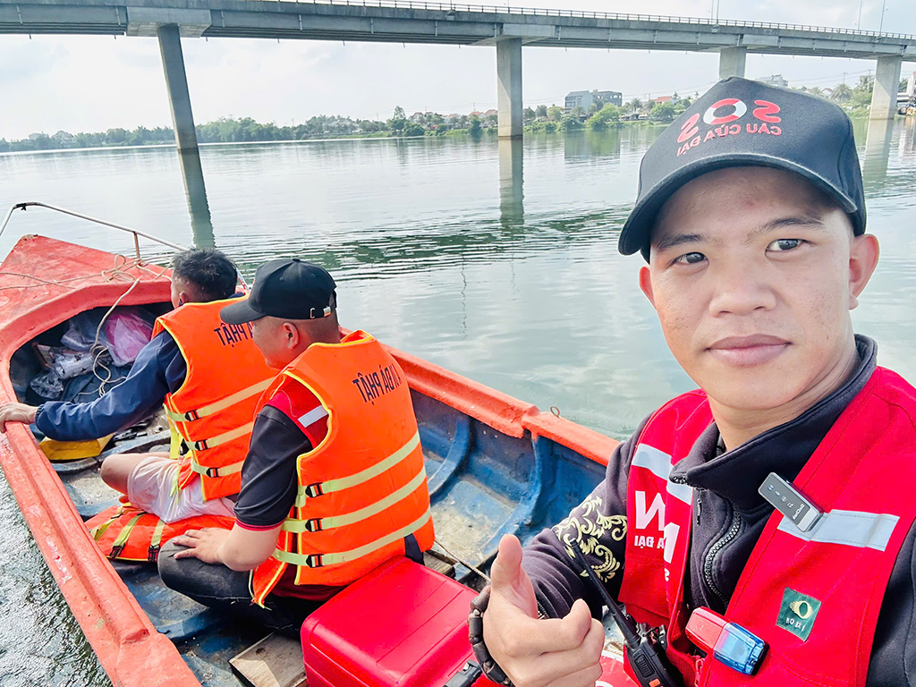 Tysta hjärtan i mörkret - Foto 1. Những tấm lòng thầm lặng trong bóng đêm- Ảnh 1.