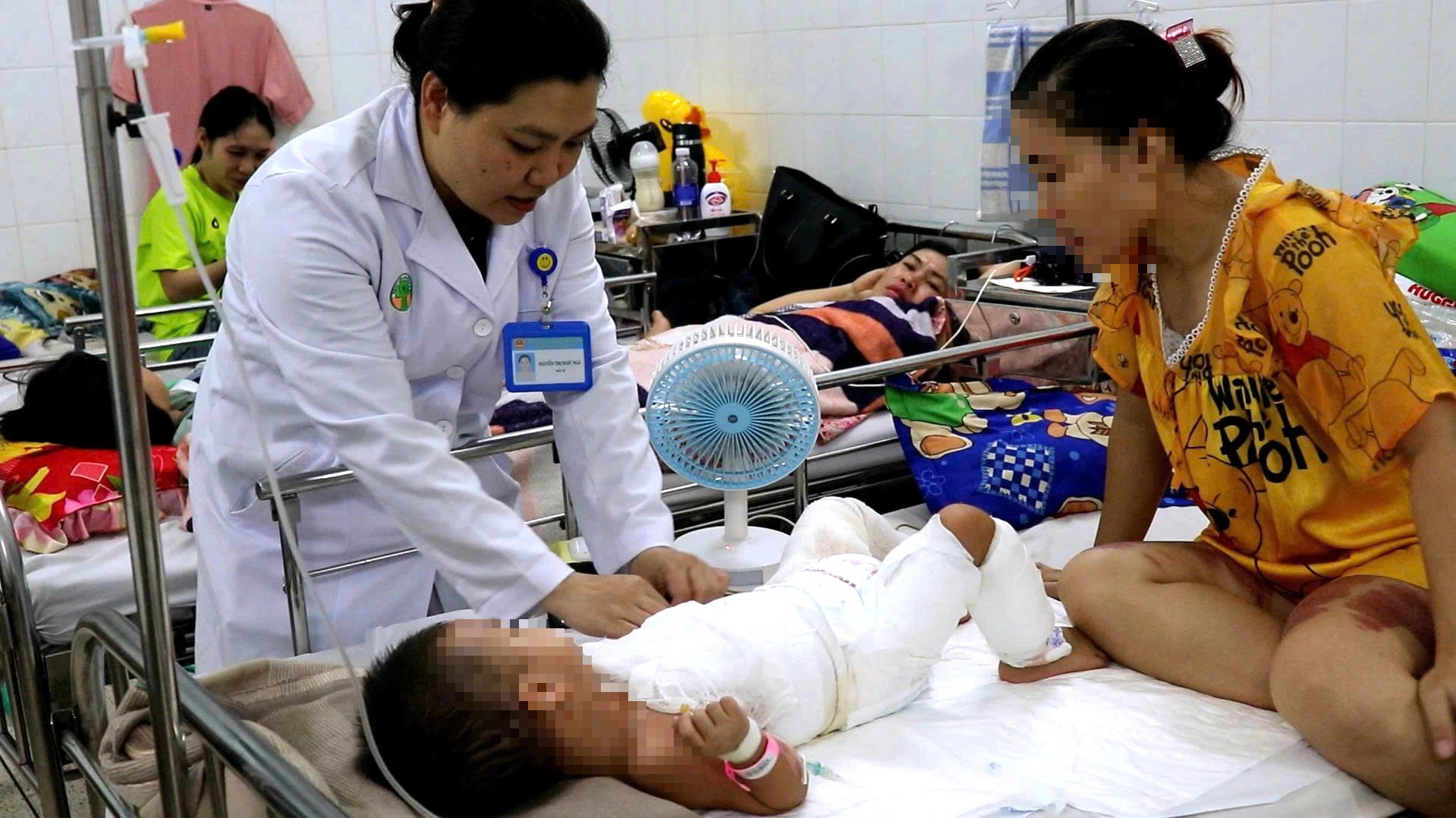 Mẹ hiến da cứu con gái 2 tuổi bị bỏng nặng do nước sôi - Ảnh 1.