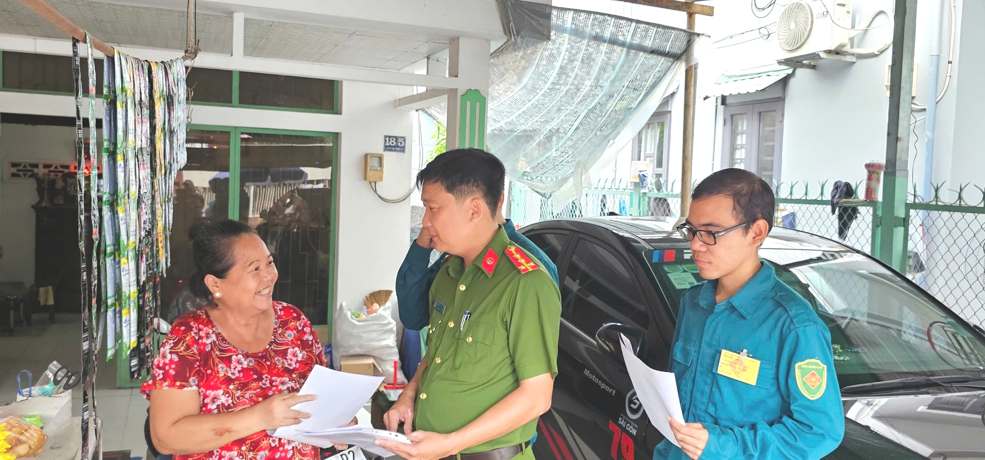 Người dân háo hức được tuyên truyền kiến thức về phòng cháy, chữa cháy - Ảnh 1.